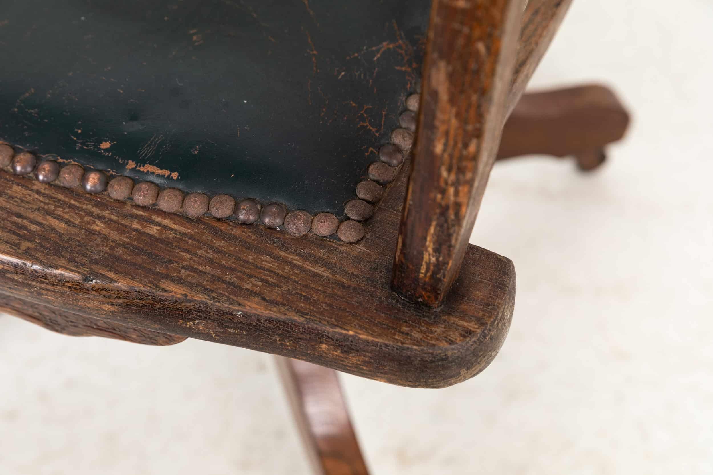 

Chaise de bureau à cadre en chêne d'une qualité exceptionnelle, probablement fabriquée en Angleterre. C.C.

Hauteur réglable sur tige filetée. Pad de siège d'origine en cuir rouge foncé. Dispositif fantastique sous la chaise pour tendre