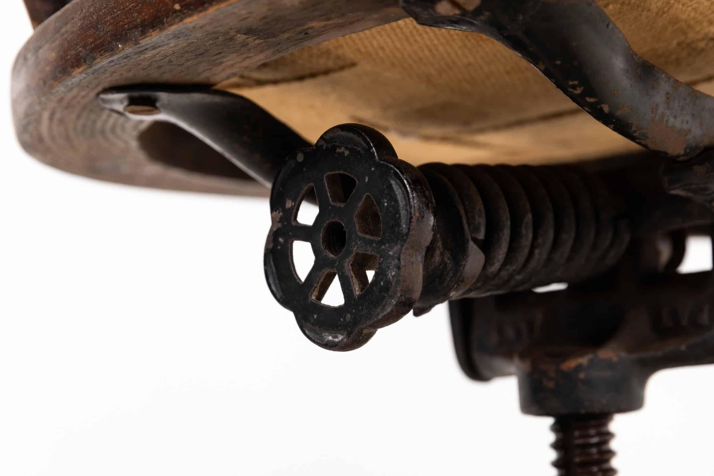 20ième siècle Antique Industrial Art Deco Oak Framed Adjustable Swivel Desk Chair, c.1940 en vente