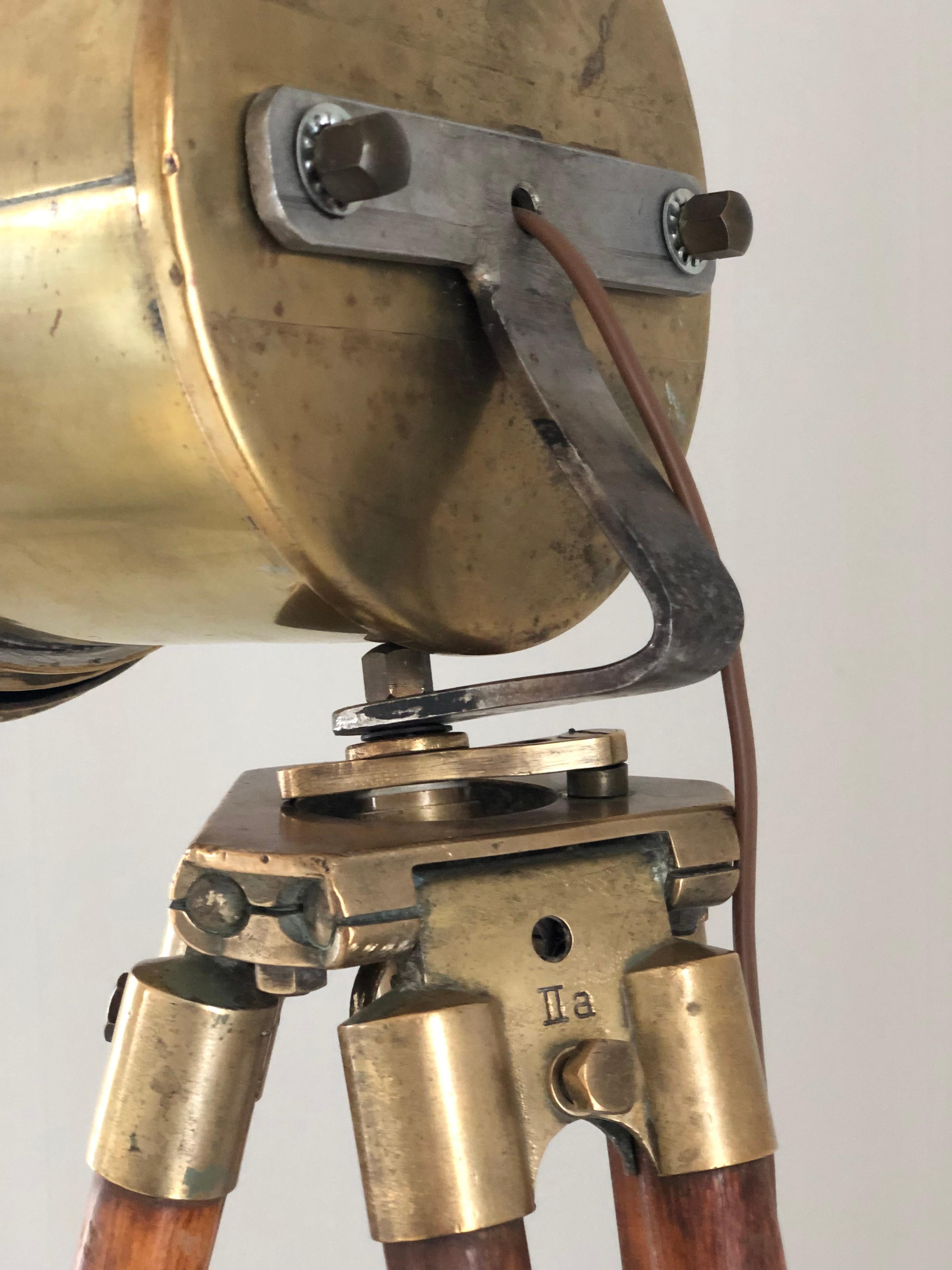 Lampadaire industriel ancien sur base d'arpenteur tripode des années 1920 en vente 3