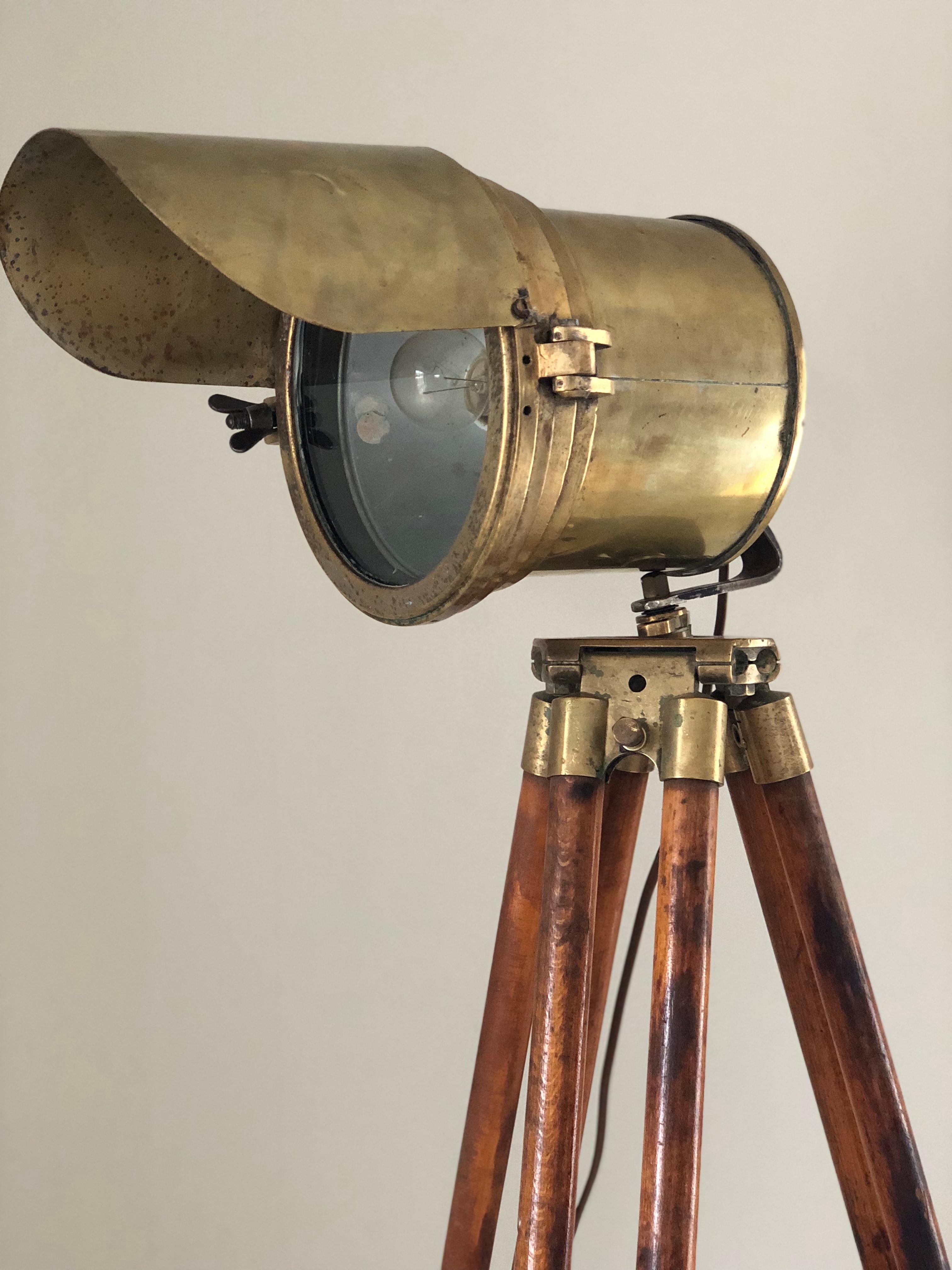 Ce lampadaire de géomètre original du début du 20e siècle est complété par une lampe en laiton des années 1950. Le trépied d'arpenteur en chêne, doté de ferrures en laiton, a conservé son sac à outils d'origine, avec son contenu. L'abat-jour en