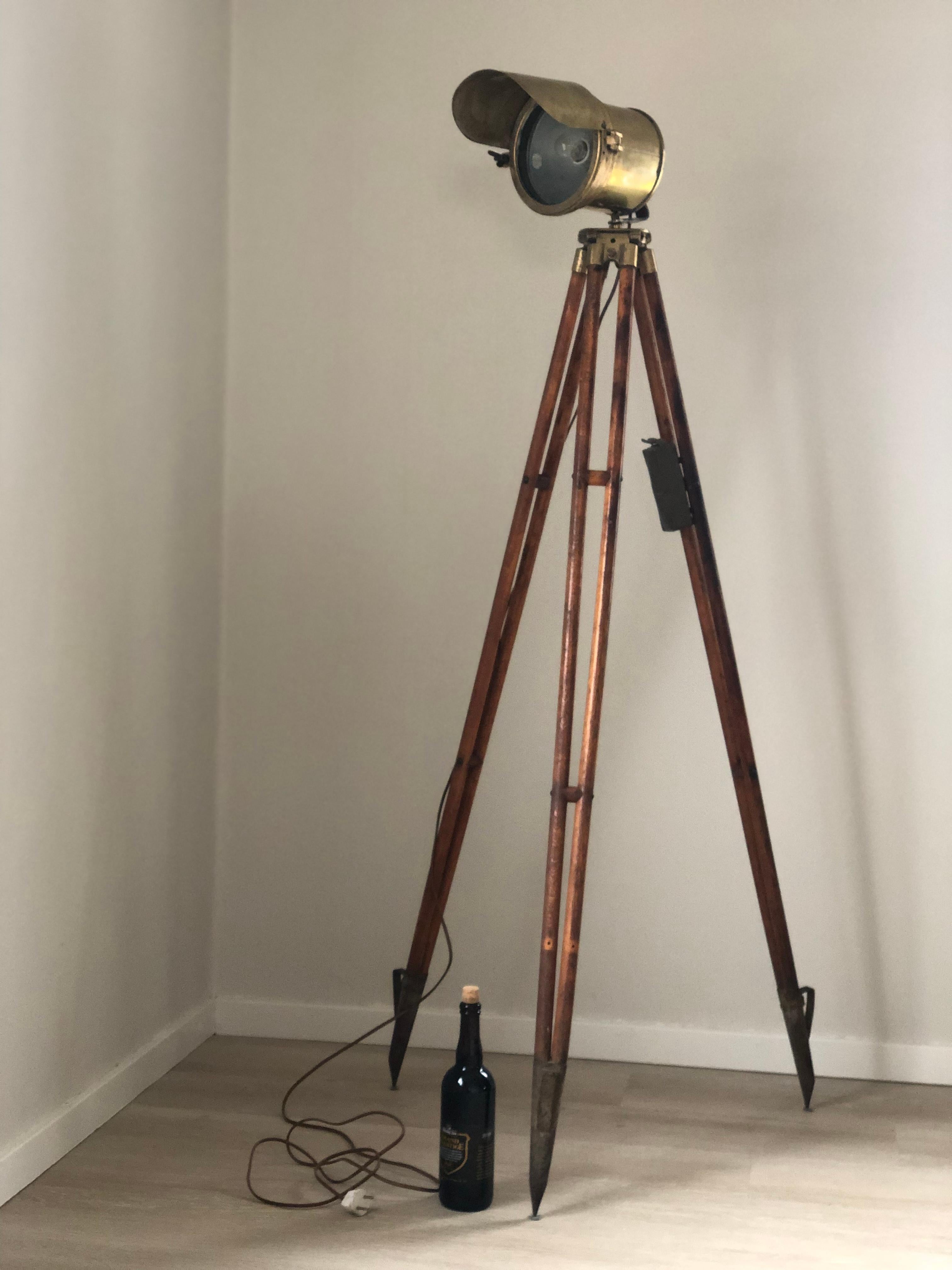 20ième siècle Lampadaire industriel ancien sur base d'arpenteur tripode des années 1920 en vente