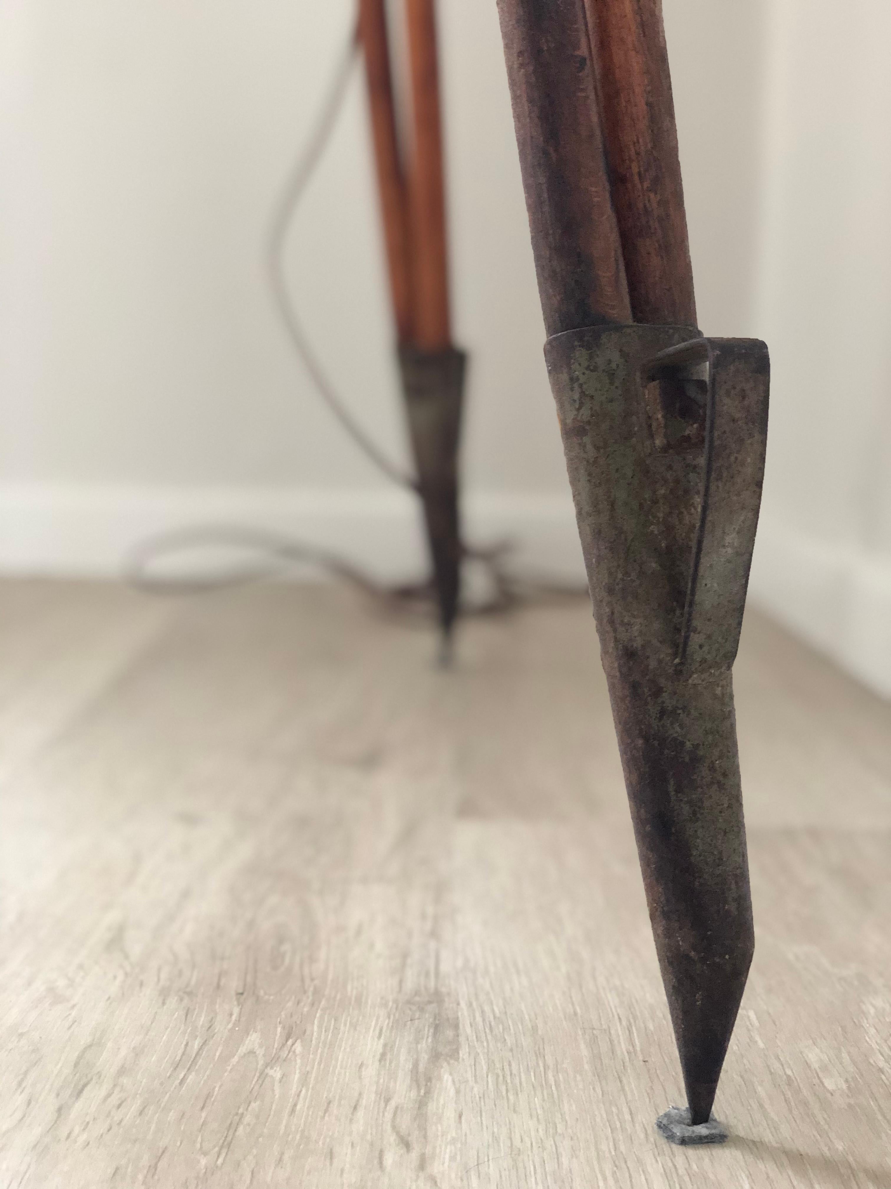 Laiton Lampadaire industriel ancien sur base d'arpenteur tripode des années 1920 en vente