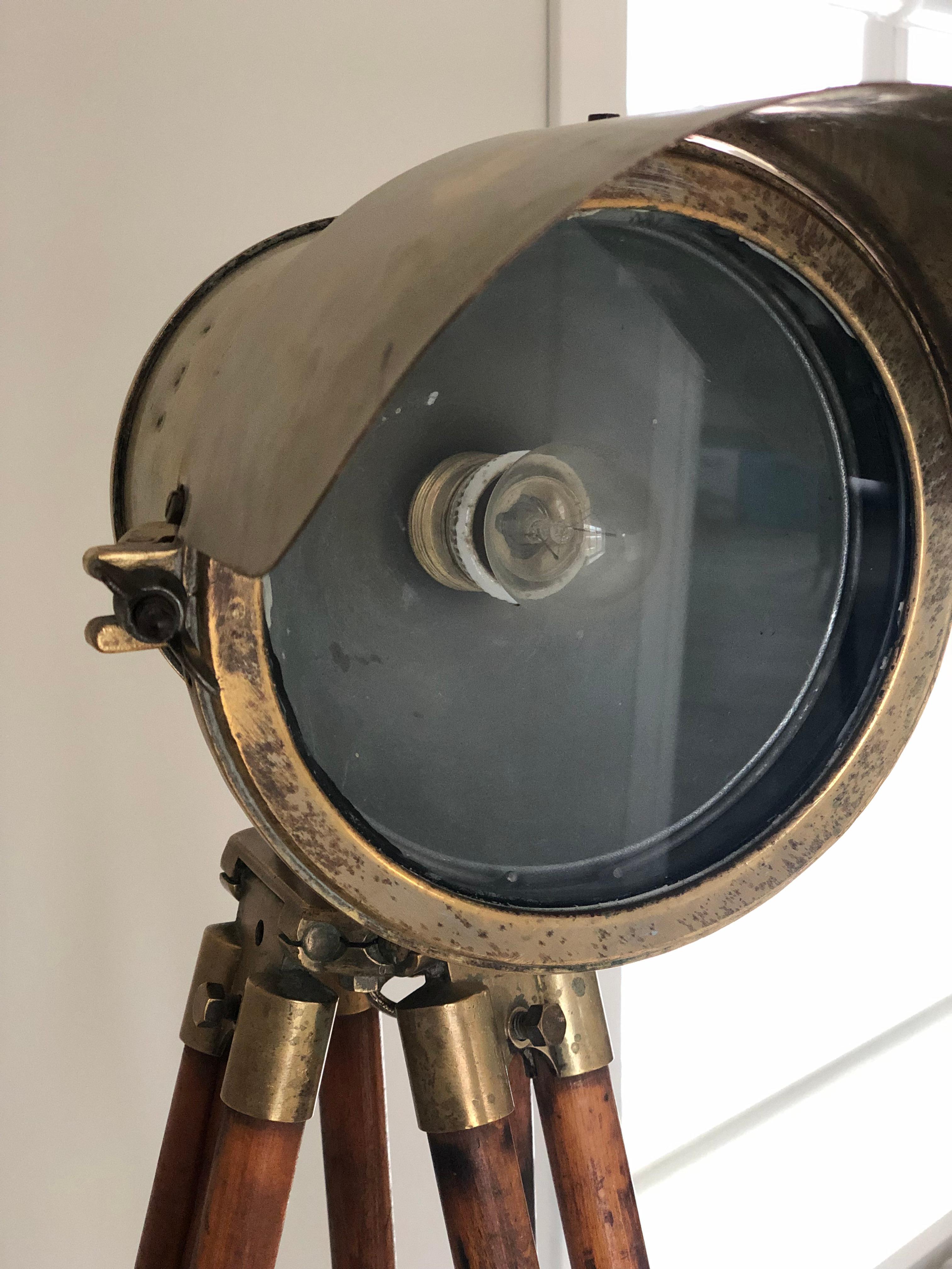 Lampadaire industriel ancien sur base d'arpenteur tripode des années 1920 en vente 1