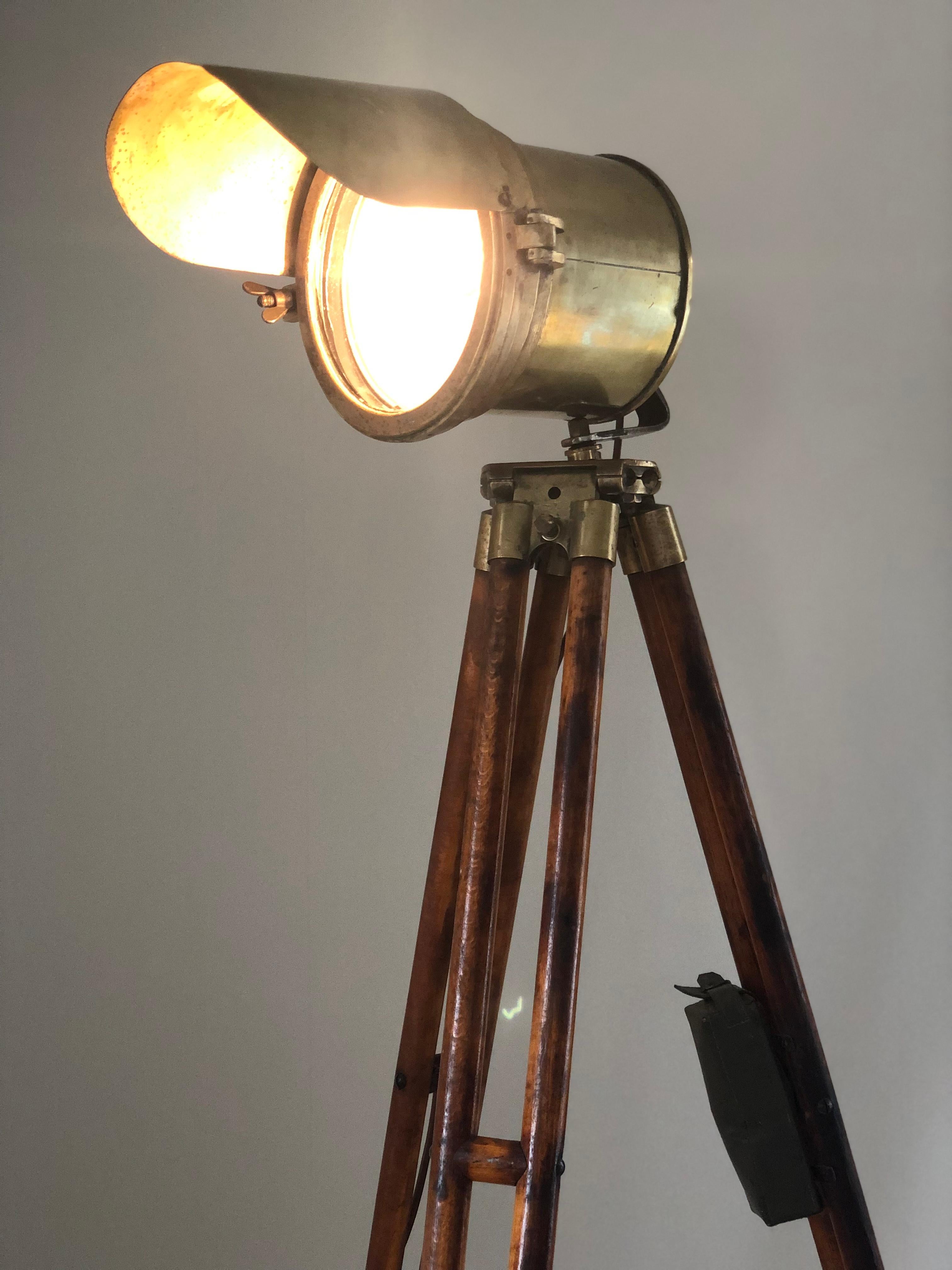 Lampadaire industriel ancien sur base d'arpenteur tripode des années 1920 en vente 2