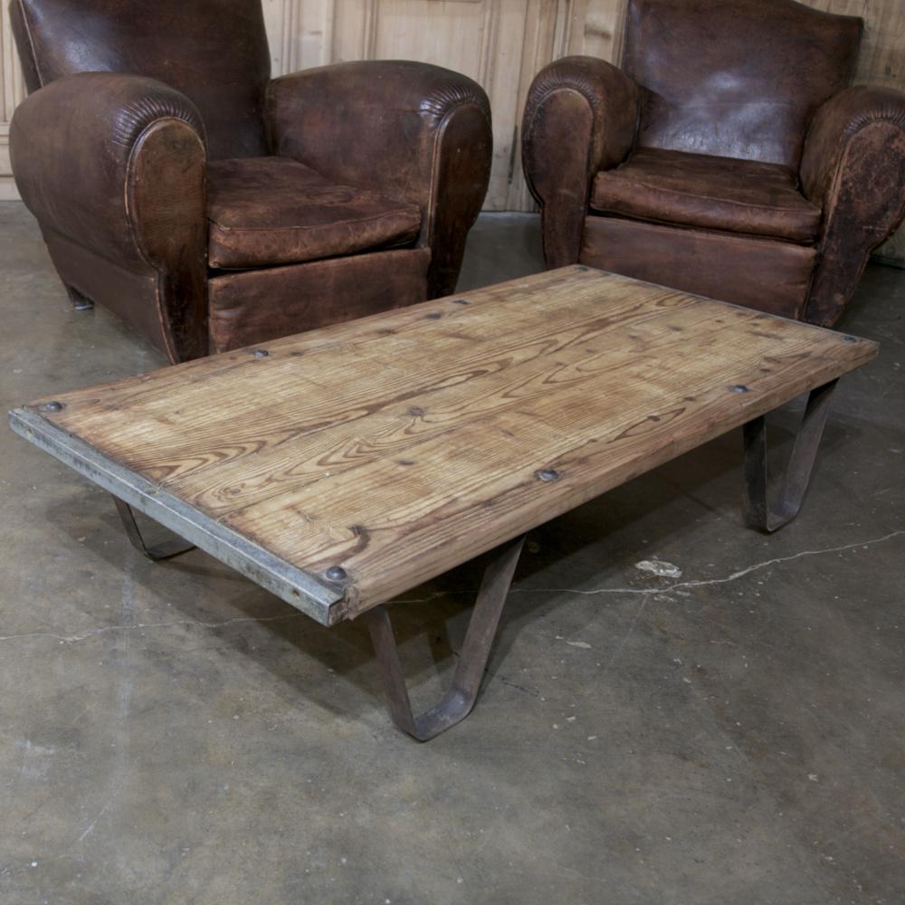 La table basse en palettes de briques industrielles anciennes a été conçue pour résister à un usage industriel quotidien et pour transporter des centaines de kilos de briques de l'usine au chantier. Fabriquée à la main à partir d'épaisses planches