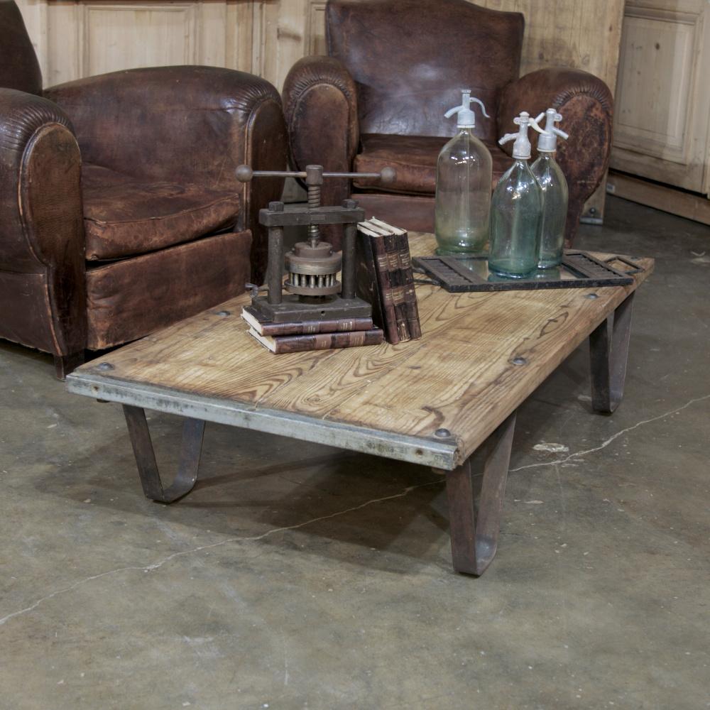 Belge Table basse industrielle ancienne en briques et palettes en vente