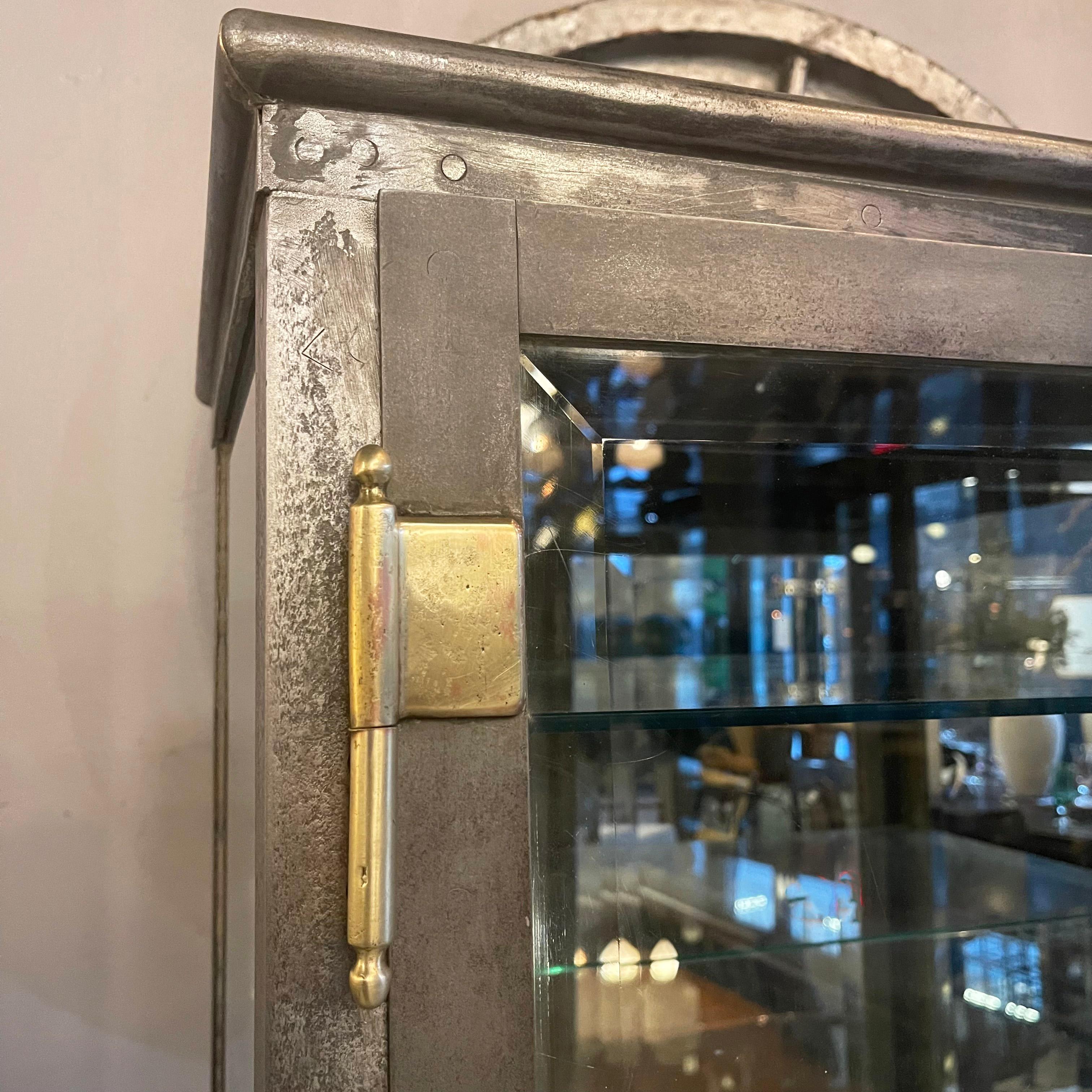 Antiker Industrieller Apotheker-Vitrinenschrank aus gebürstetem Stahl mit doppelter Tür im Angebot 6