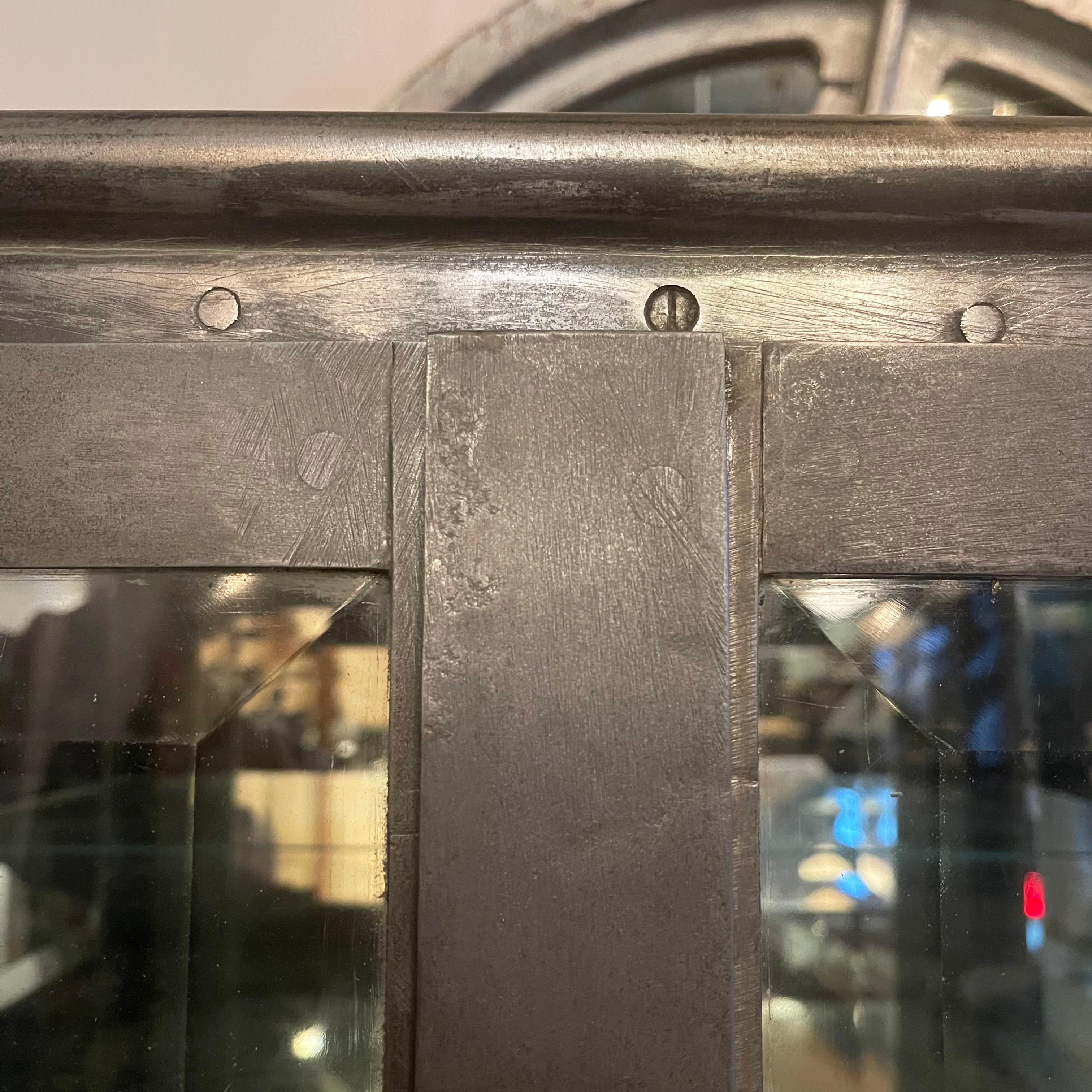 Antiker Industrieller Apotheker-Vitrinenschrank aus gebürstetem Stahl mit doppelter Tür im Angebot 7