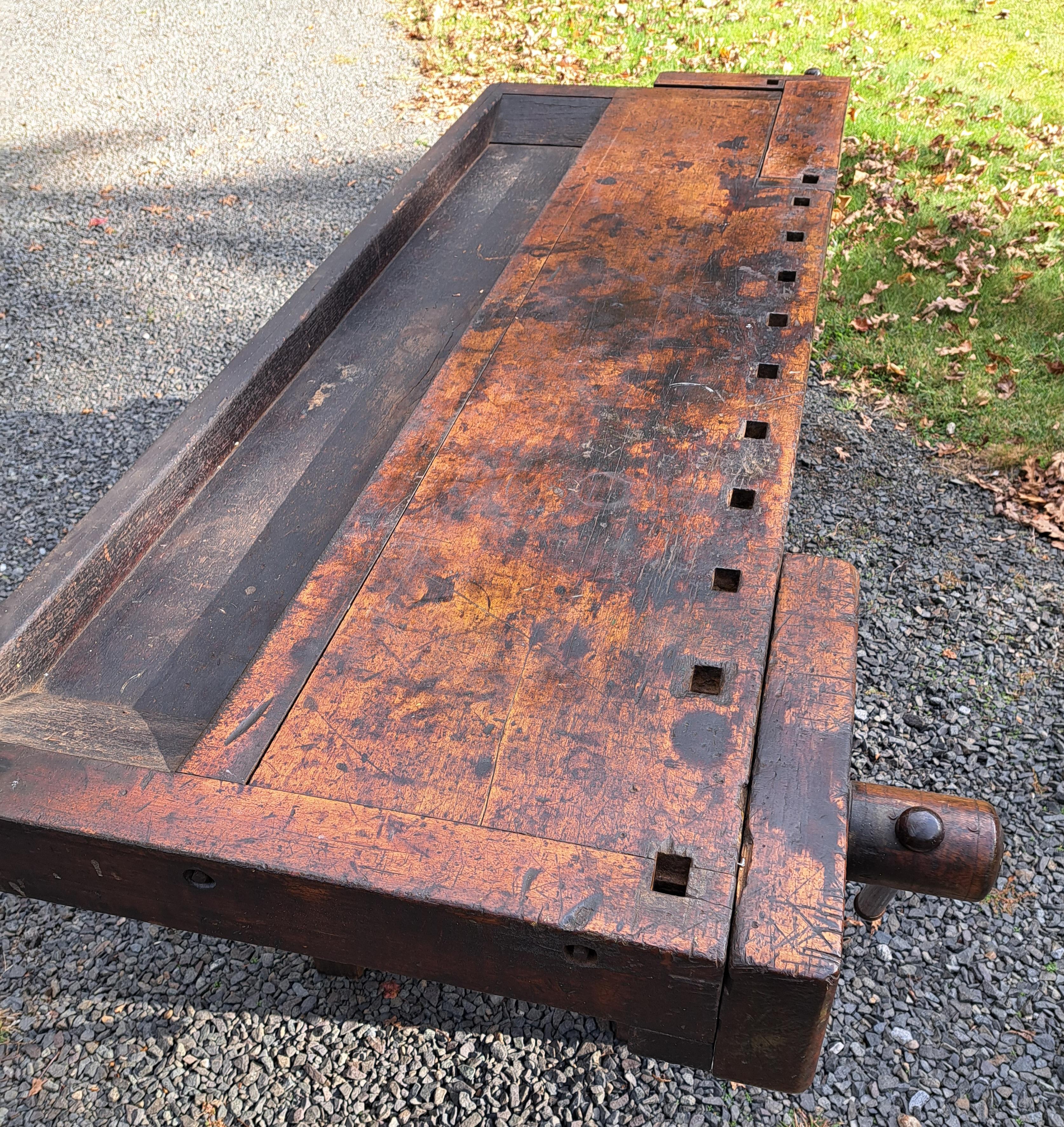 Etabli de menuisier industriel ancien, îlot de cuisine.  Datant de la fin du 19e siècle.  Le banc a une profondeur de 27,75 pouces, 36 pouces avec l'étau.  La hauteur est de 32,5 pouces et la largeur de 79 pouces, 83,5 pouces avec l'étau.  Les deux