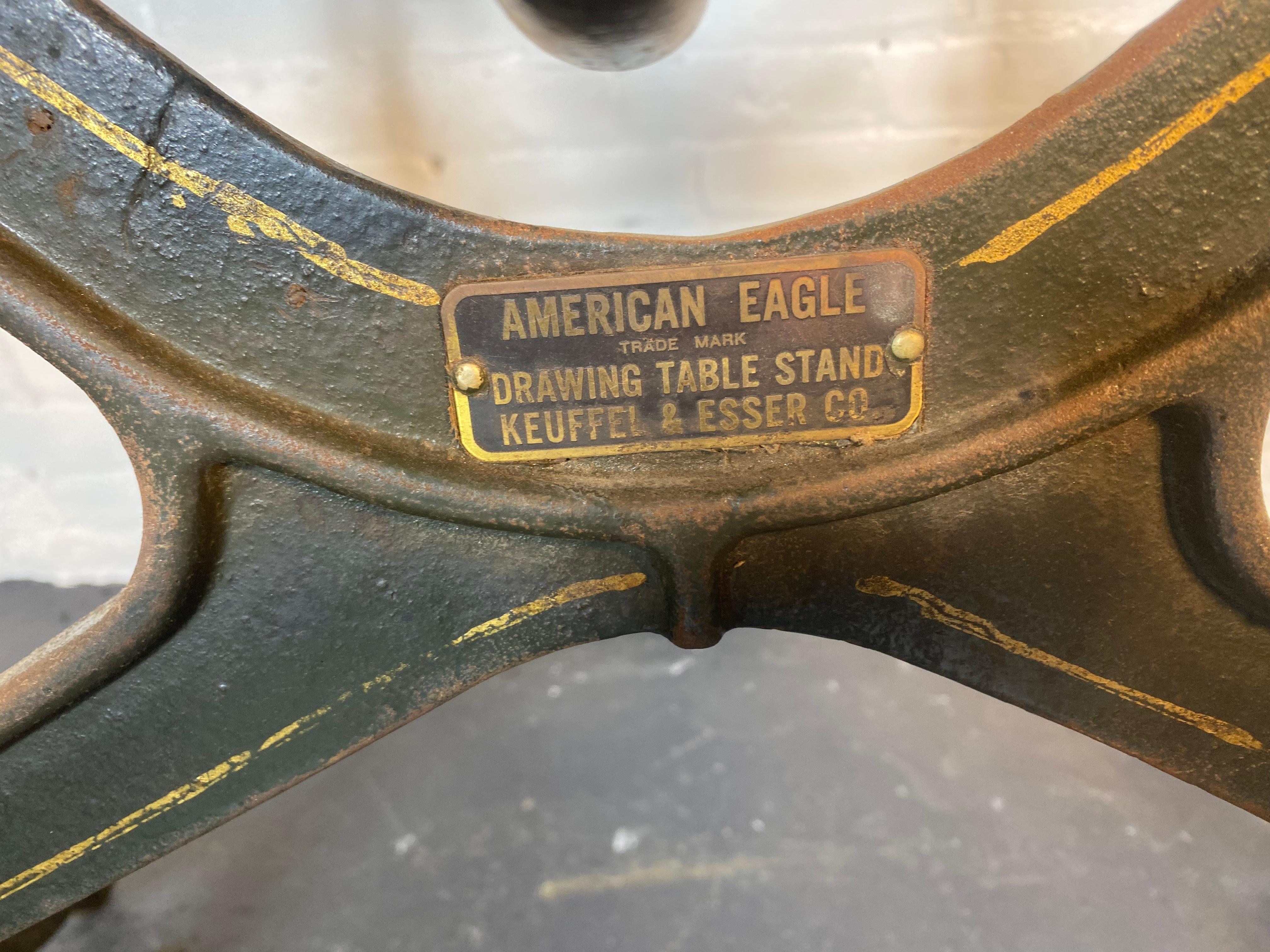 Table à dessin en forme d'aigle américain des années 1920 par Keuffel & Esser Co.
Dimensions totales : 32″ x 51″

Plage de hauteur lorsque le plateau est à plat : 37″ - 48″.

MATERIAL : Fonte et bois