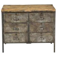 Ancienne commode industrielle en métal et dessus en bois épais, vers 1900