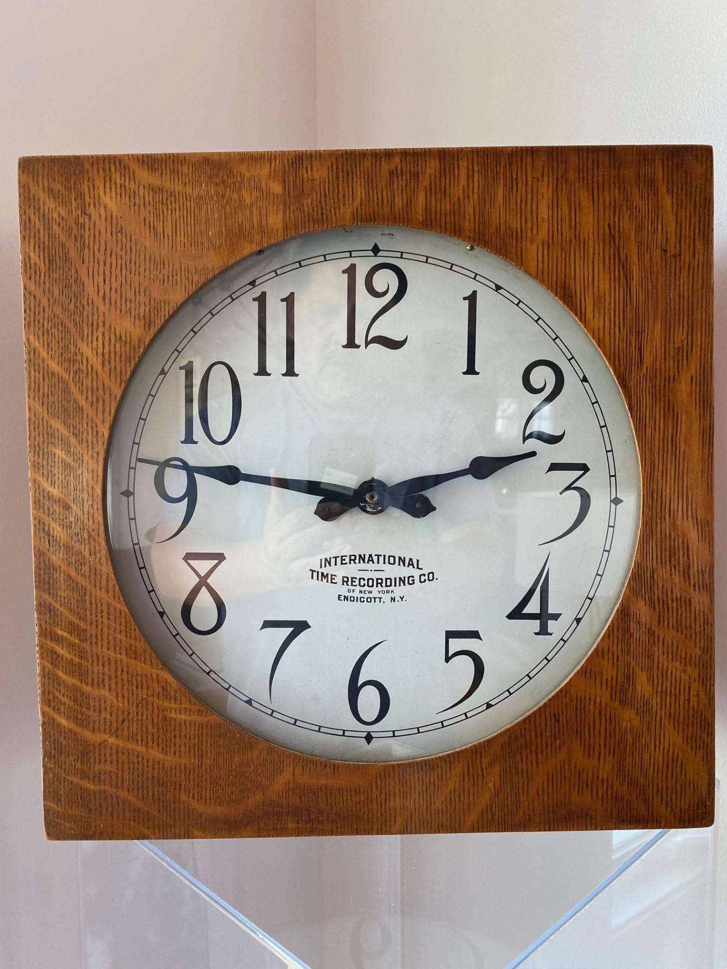 Antike Industrieuhr der International Time Recording Company aus den 1920er Jahren (Holz) im Angebot