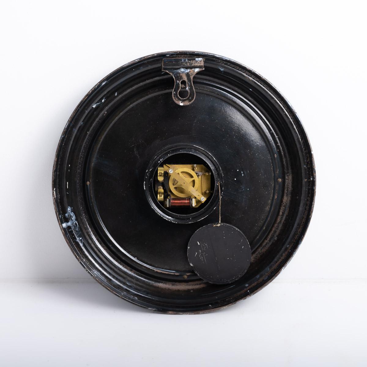 Antike Industrieuhr aus Stahl mit emailliertem Zifferblatt und Etui von Synchronome (Industriell) im Angebot