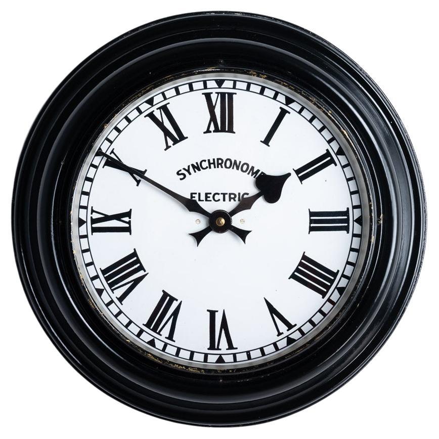 Horloge industrielle ancienne avec cadran et étui en acier émaillé par Synchronome