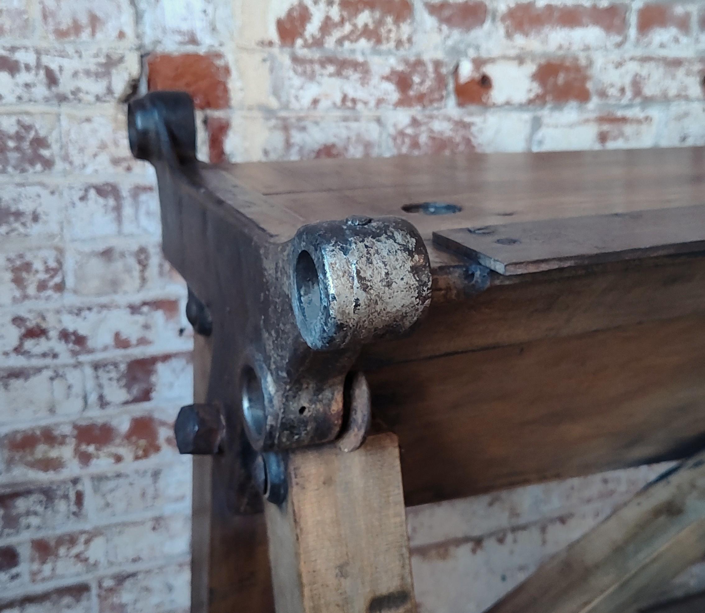 Console/table de canapé industrielle ancienne en vente 11