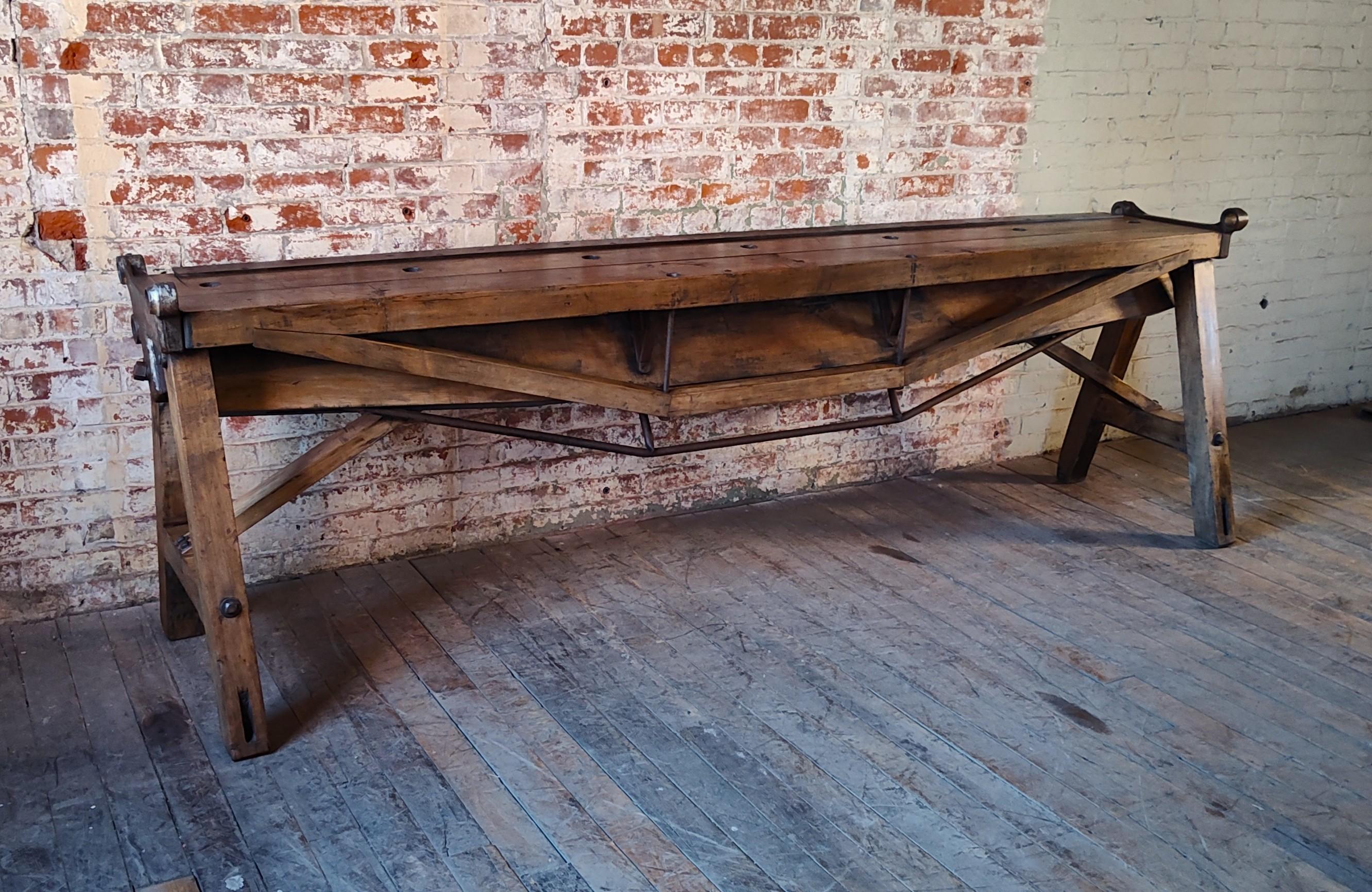 Machine à travailler le métal antique réutilisée

Dimensions globales : 25″ x 106″ x 33 1/2″ de hauteur

Dimensions du plateau : 15'″ x 104″ x 32″ de hauteur

MATERIAL : Érable et Steele

