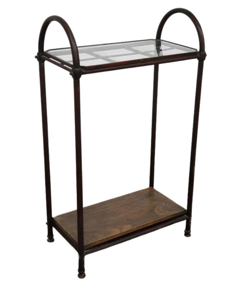 Este soporte de entrada de cobre industrial antiguo es una fusión perfecta de encanto vintage y diseño funcional. Con una robusta estructura de metal curvado con una hermosa pátina envejecida, esta pieza ofrece una estética elegante y rústica a la