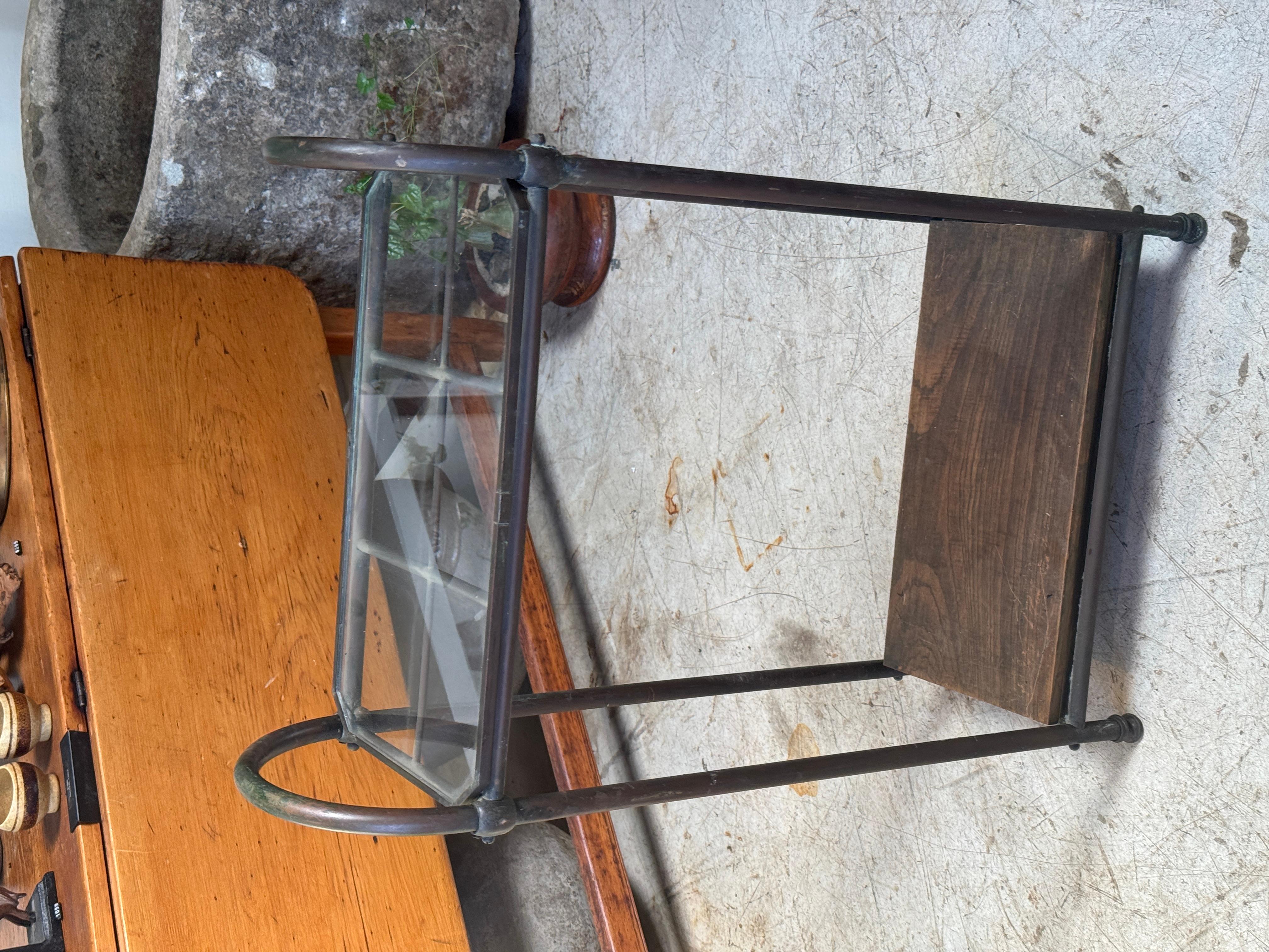Entrada Industrial Antigua de Cobre y Cristal con Estante de Madera siglo XX en venta