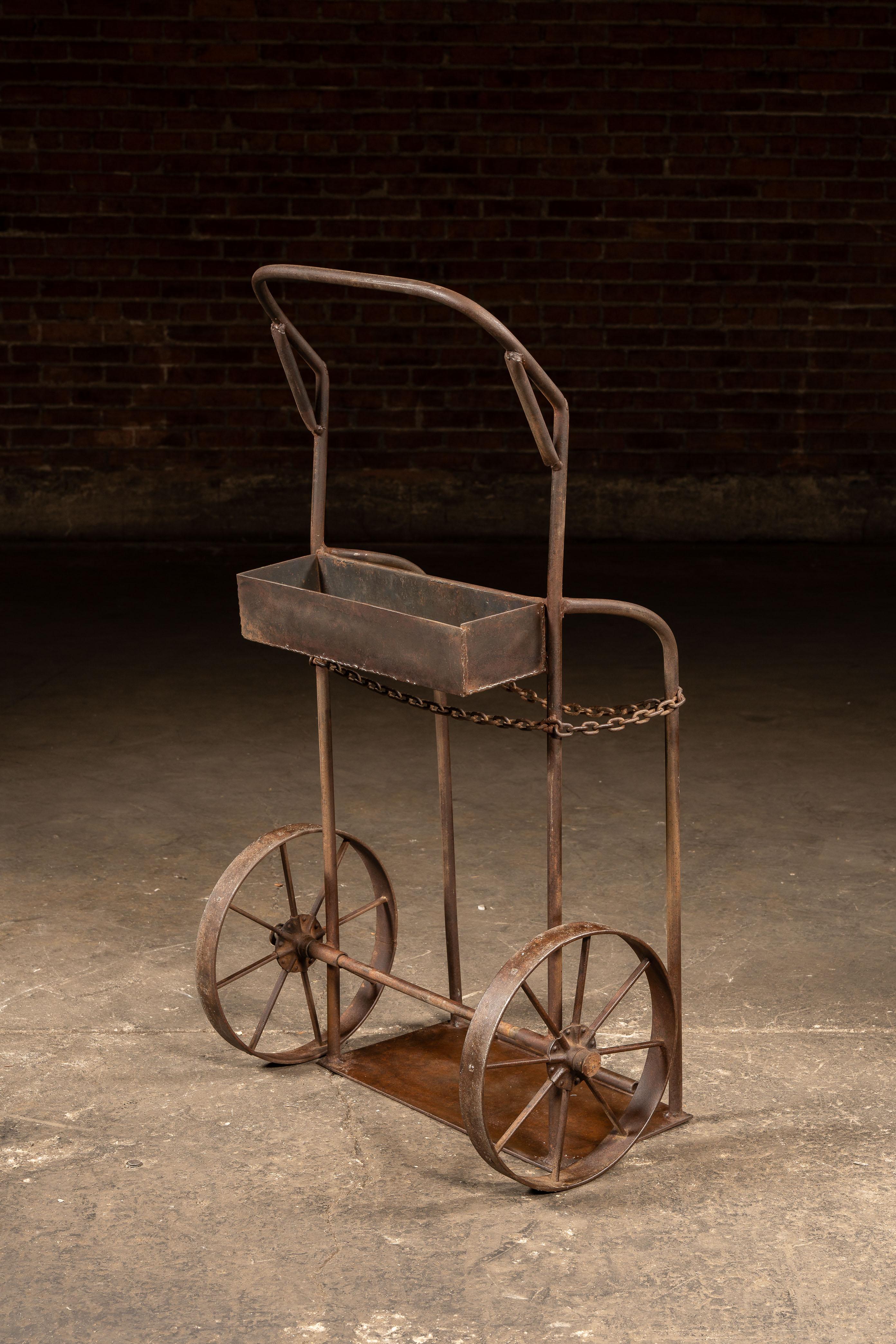 Industriel Chariot à cylindre industriel antique avec retenue de chaîne en vente