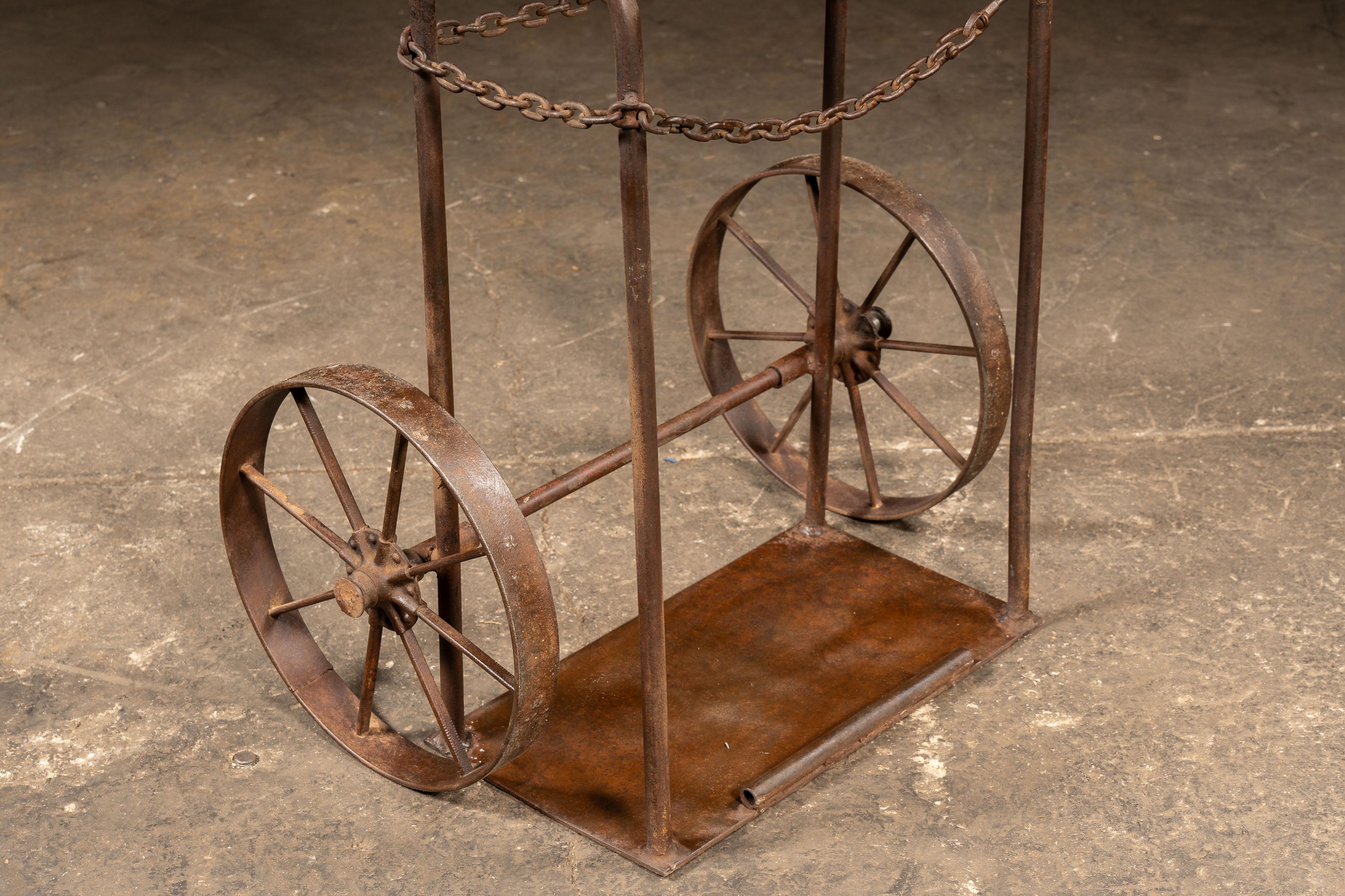 Acier Chariot à cylindre industriel antique avec retenue de chaîne en vente