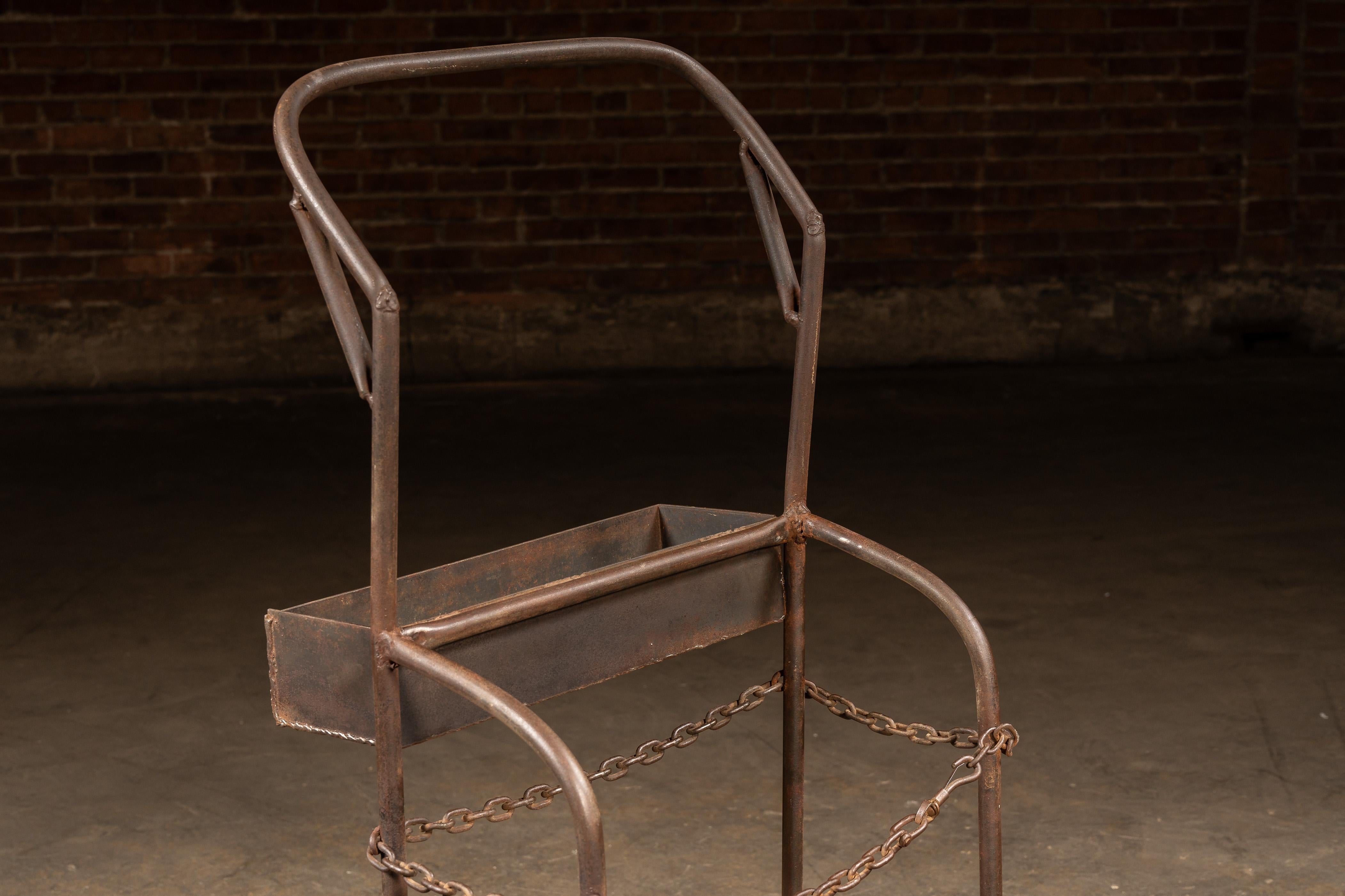 Chariot à cylindre industriel antique avec retenue de chaîne en vente 1