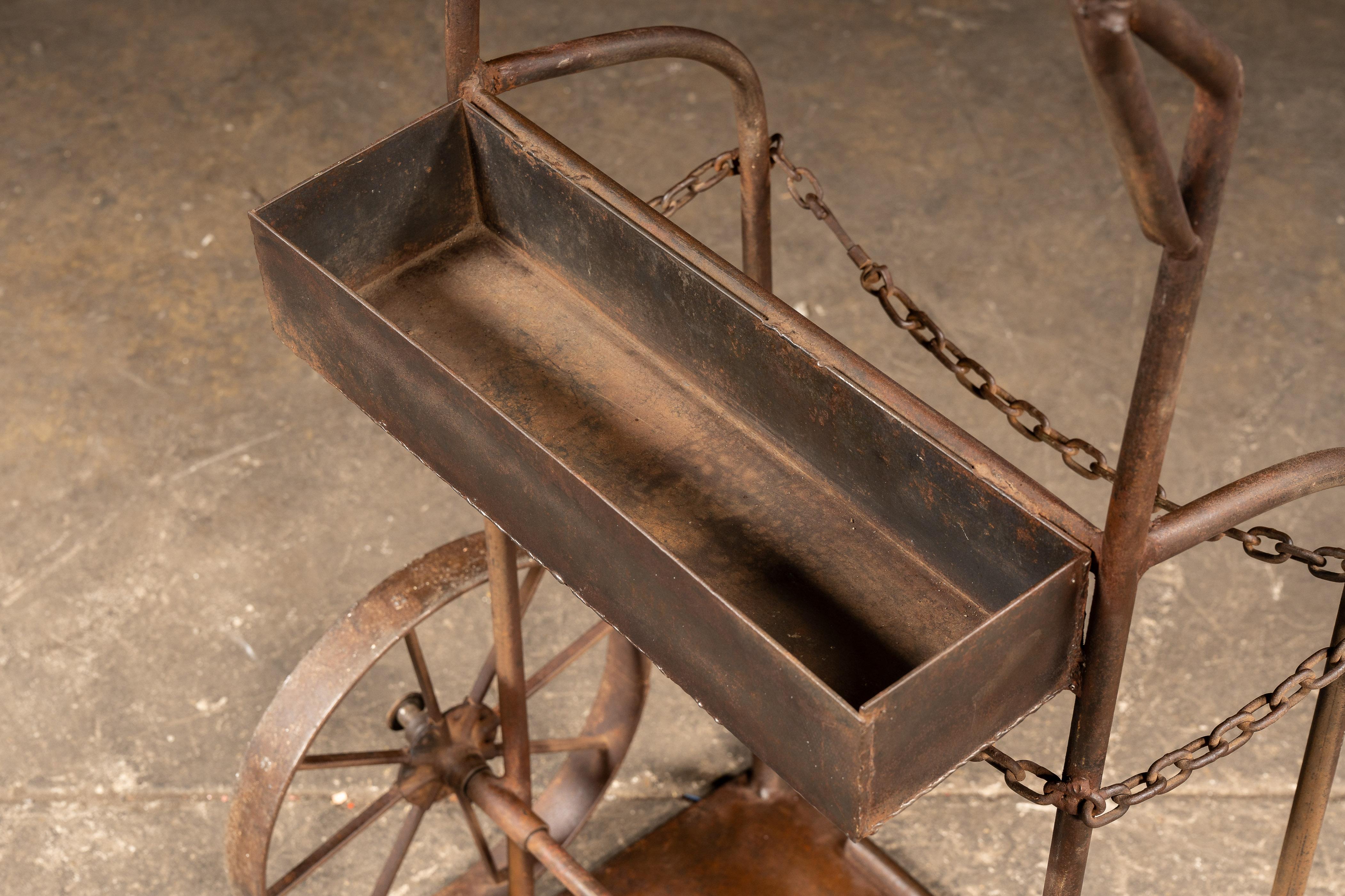 Chariot à cylindre industriel antique avec retenue de chaîne en vente 3