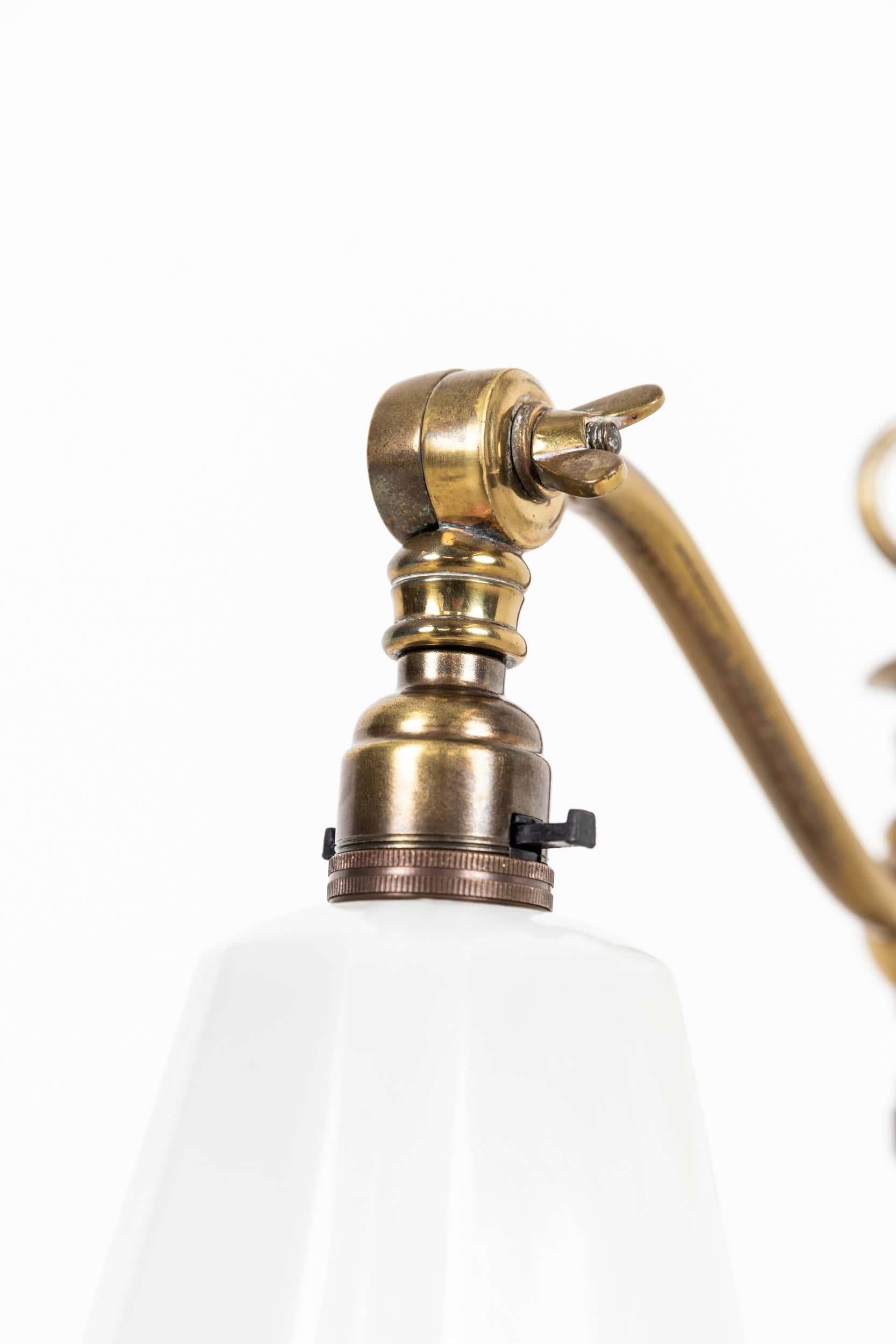 Eine elegante und große Tischlampe aus dem frühen 20. Jahrhundert, hergestellt von GEC, um 1920

Ein sehr hochwertiges Stück, in ausgezeichnetem Originalzustand präsentiert, ist diese Lampe aus Messing mit einem schön gealterten Patina in ganz