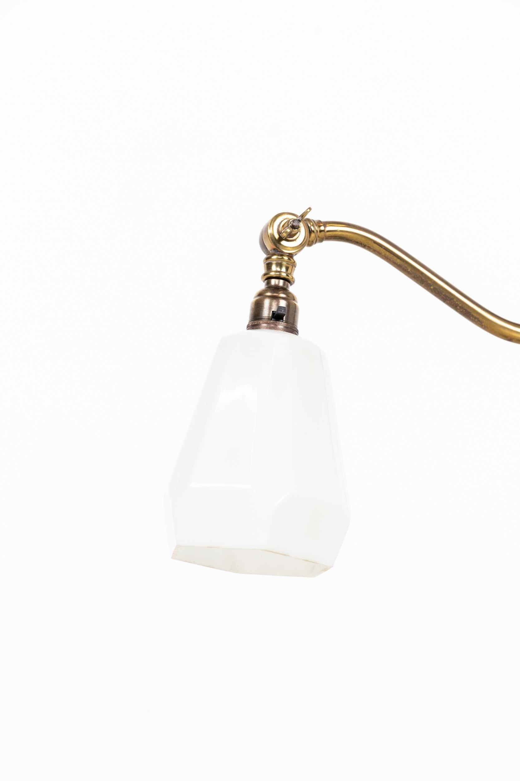 Antike industrielle Anfang des 20. Jahrhunderts Messing Rise & Fall GEC Schreibtischlampe c.1920 im Zustand „Relativ gut“ in London, GB