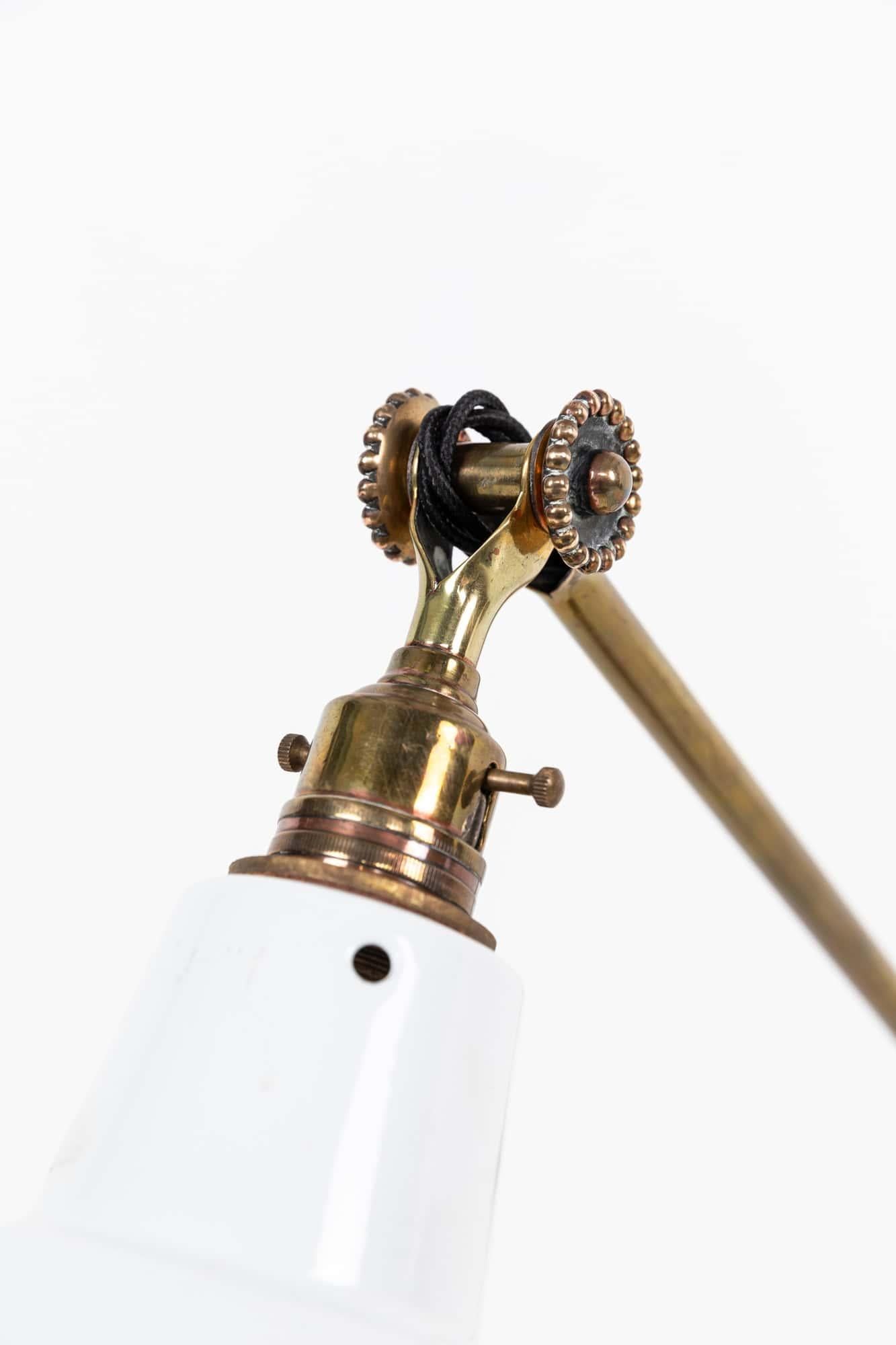 Industriel Ancienne lampe de bureau ajustable A.I.I C Industries en laiton, c.1920 en vente