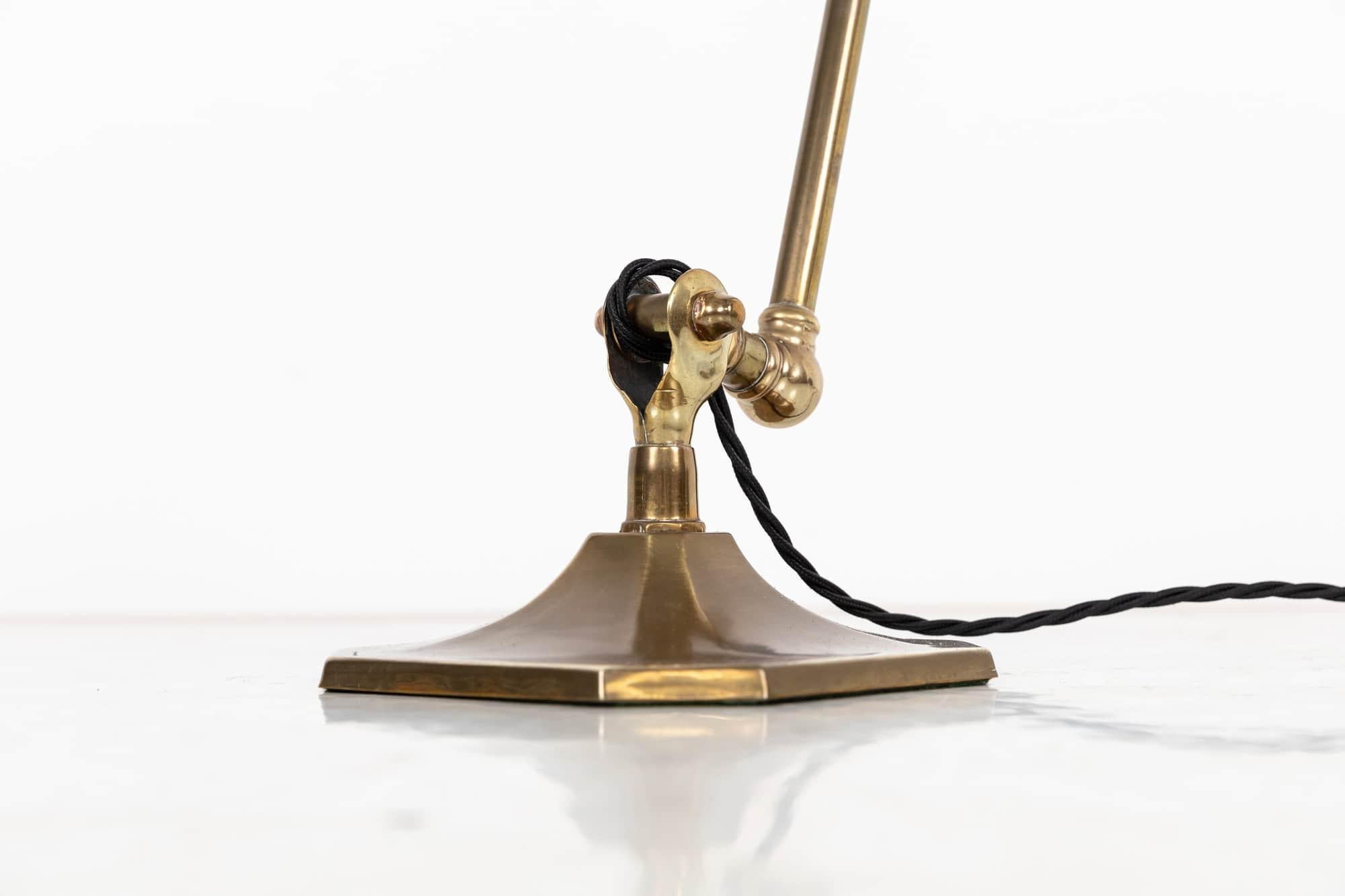 Anglais Ancienne lampe de bureau ajustable A.I.I C Industries en laiton, c.1920 en vente