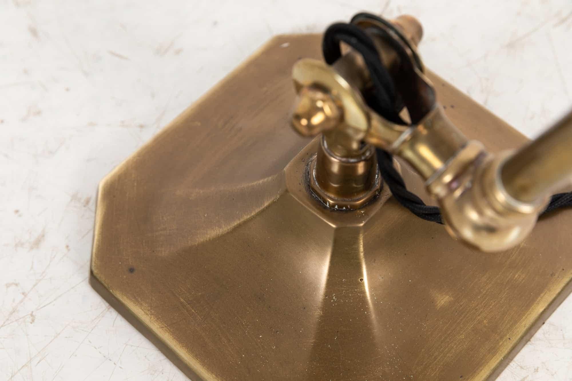 20ième siècle Ancienne lampe de bureau ajustable A.I.I C Industries en laiton, c.1920 en vente