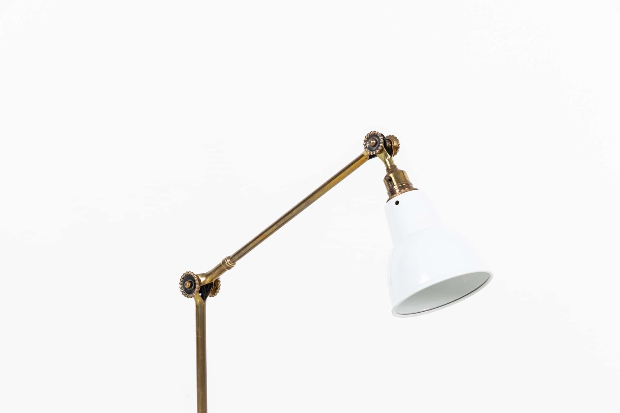 Laiton Ancienne lampe de bureau ajustable A.I.I C Industries en laiton, c.1920 en vente