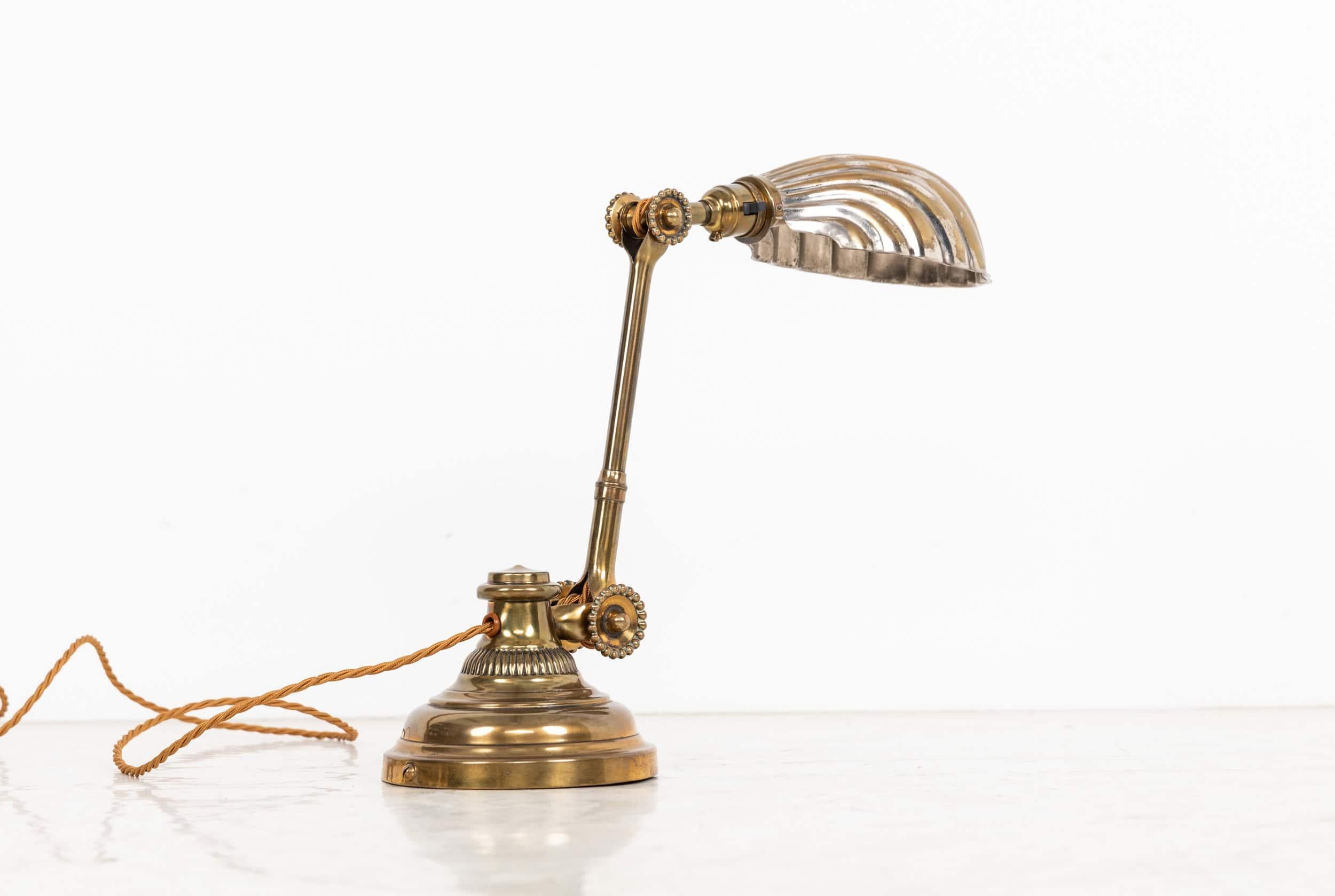 Antigua lámpara industrial de escritorio Dugdills de latón, c.1915 siglo XX en venta
