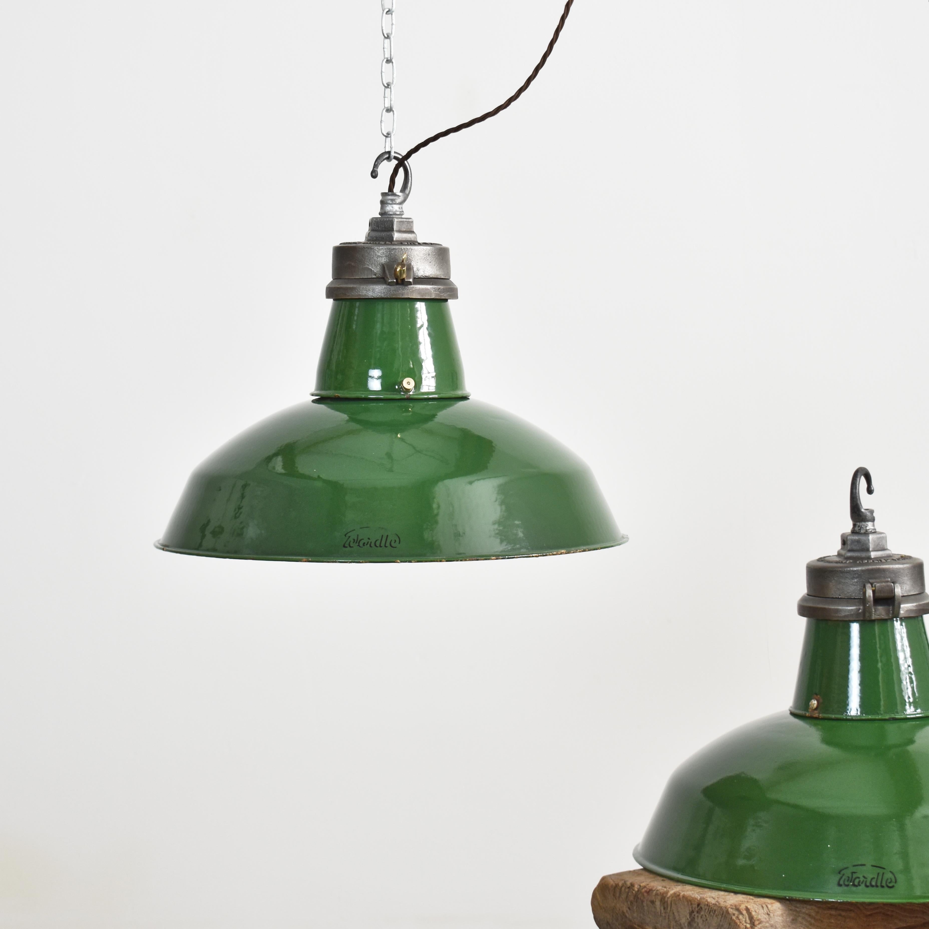 Lampe à suspension industrielle ancienne de 16 pouces en émail de Wardle en vente 1