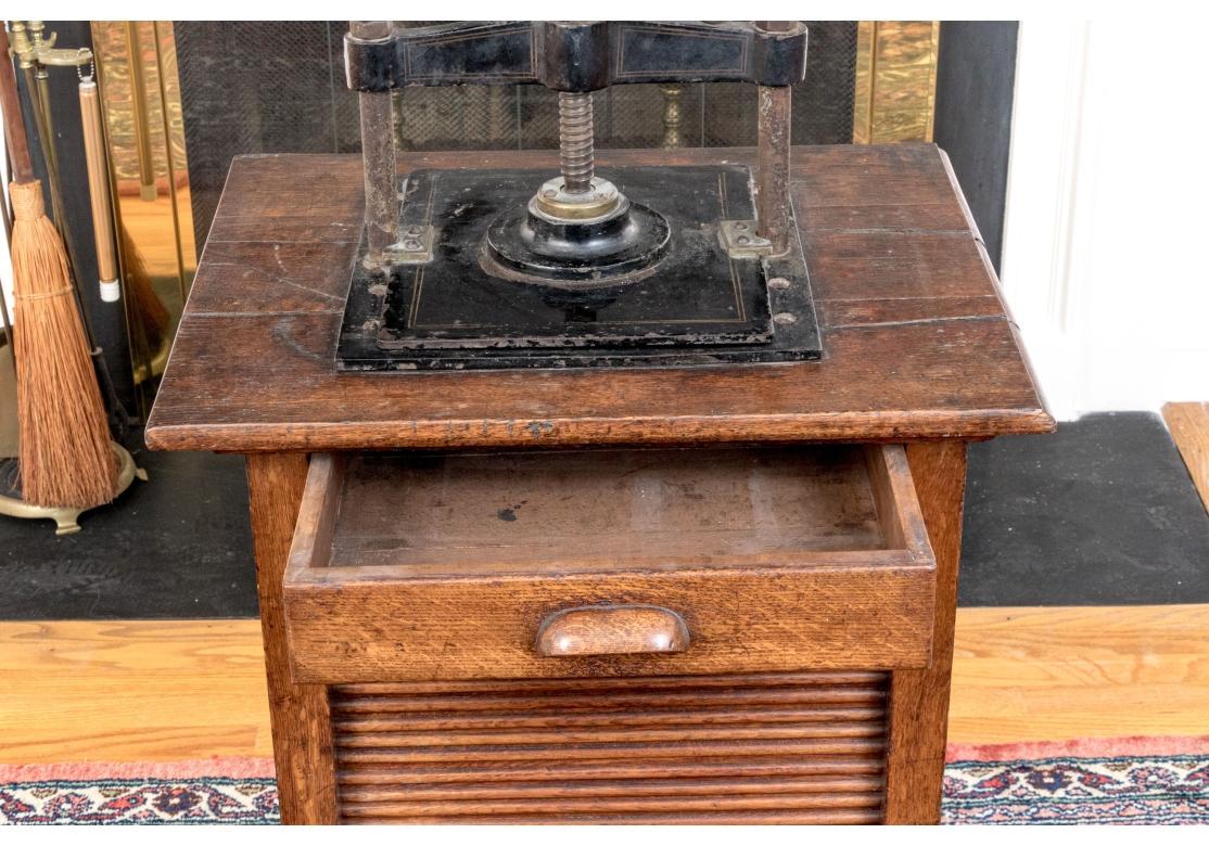 Antike Eisenbuchpresse aus der Industrial Era Industries mit Stand aus Eiche im Angebot 5