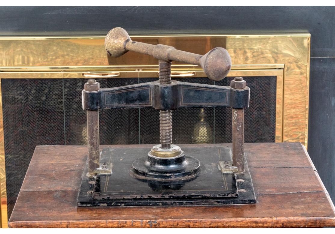 Antike Eisenbuchpresse aus der Industrial Era Industries mit Stand aus Eiche im Angebot 6