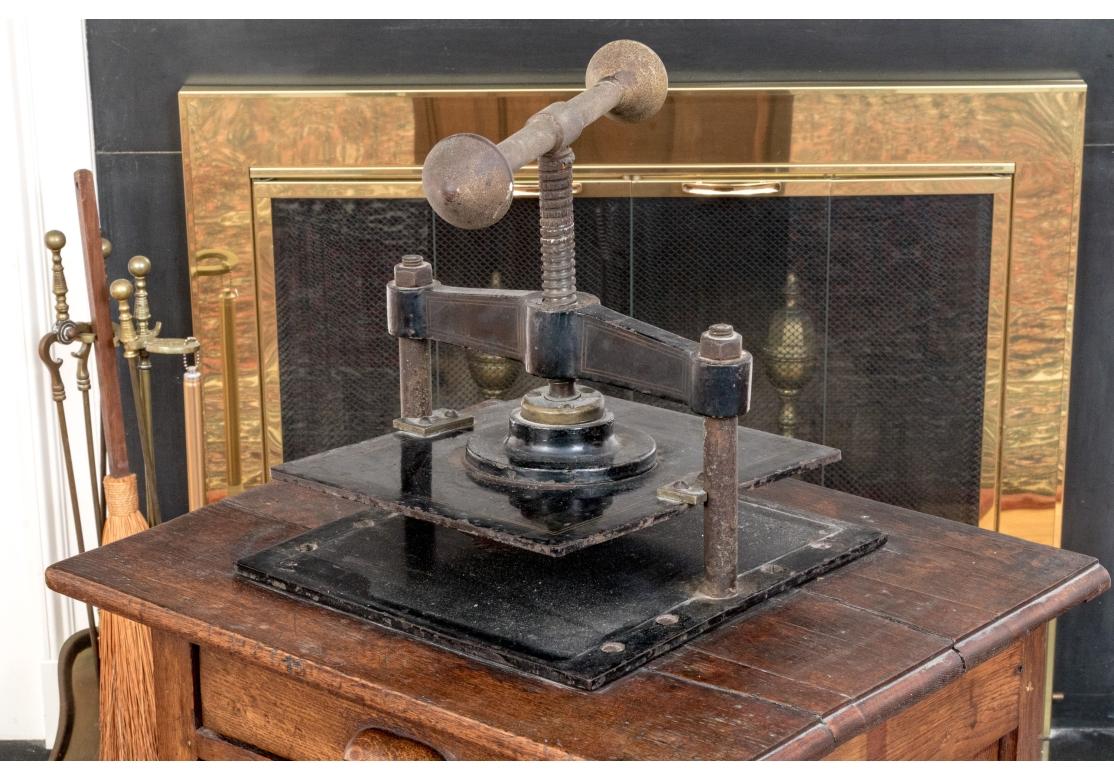 Antike Eisenbuchpresse aus der Industrial Era Industries mit Stand aus Eiche im Angebot 7