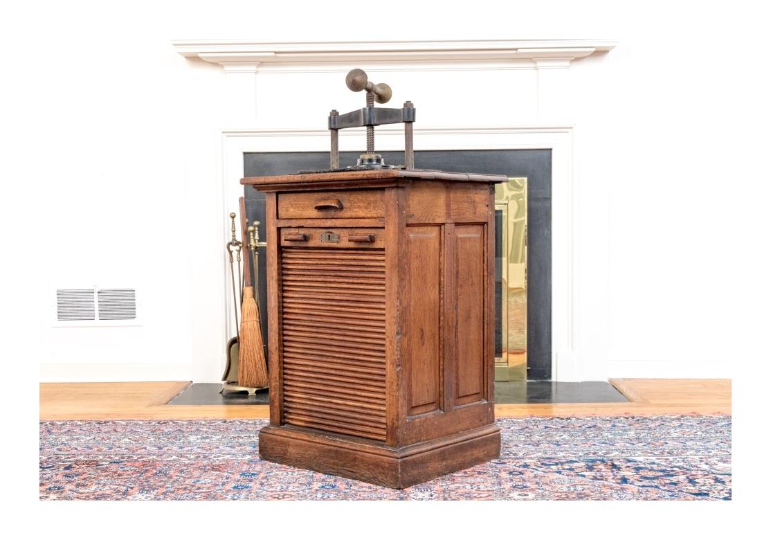 Antike Eisenbuchpresse aus der Industrial Era Industries mit Stand aus Eiche im Angebot 14