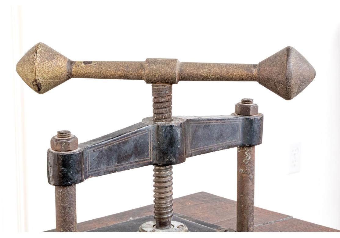 Antike Eisenbuchpresse aus der Industrial Era Industries mit Stand aus Eiche (Industriell) im Angebot