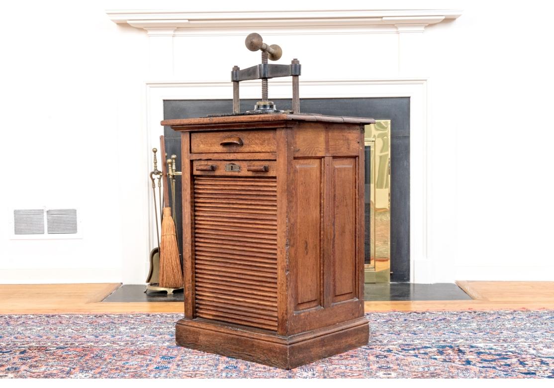 Antike Eisenbuchpresse aus der Industrial Era Industries mit Stand aus Eiche im Zustand „Starke Gebrauchsspuren“ im Angebot in Bridgeport, CT