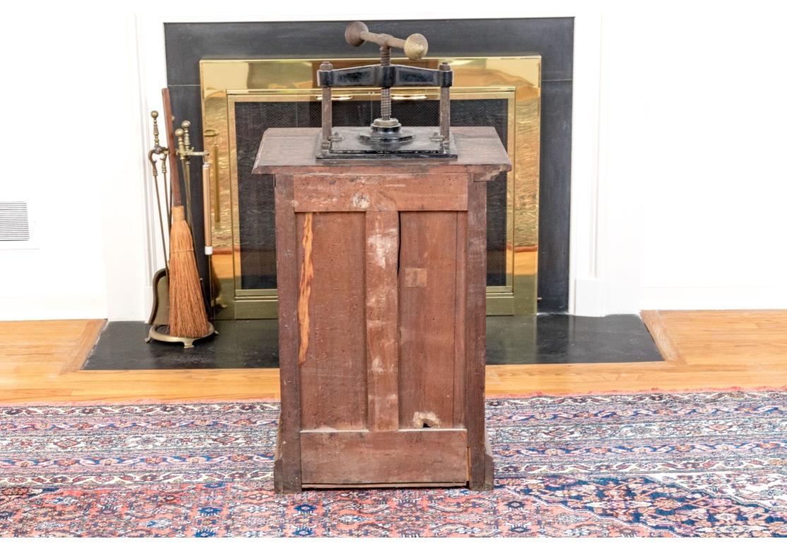 Antike Eisenbuchpresse aus der Industrial Era Industries mit Stand aus Eiche (19. Jahrhundert) im Angebot