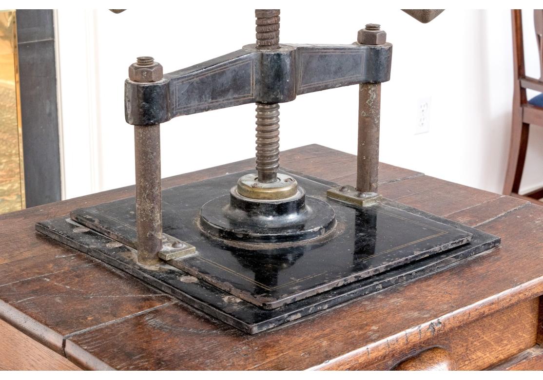 Antike Eisenbuchpresse aus der Industrial Era Industries mit Stand aus Eiche im Angebot 1