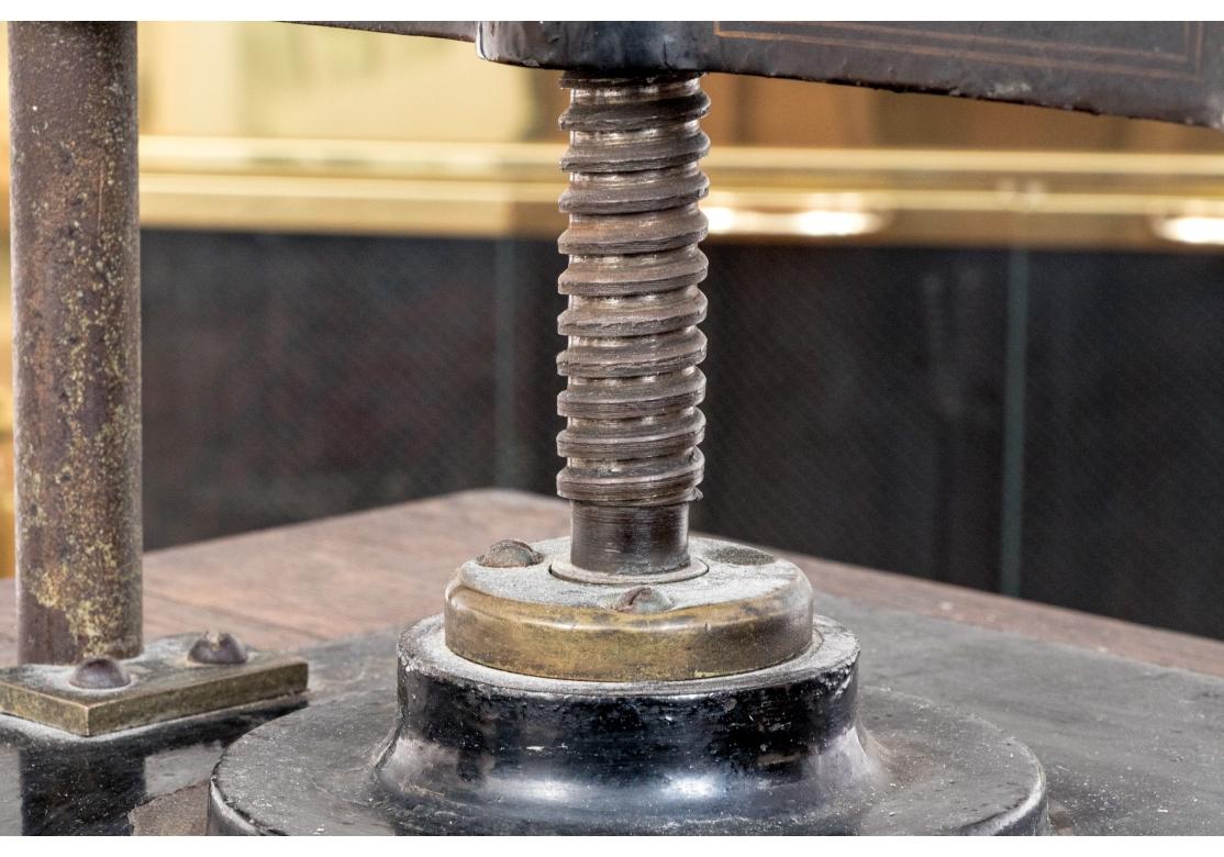Antike Eisenbuchpresse aus der Industrial Era Industries mit Stand aus Eiche im Angebot 2