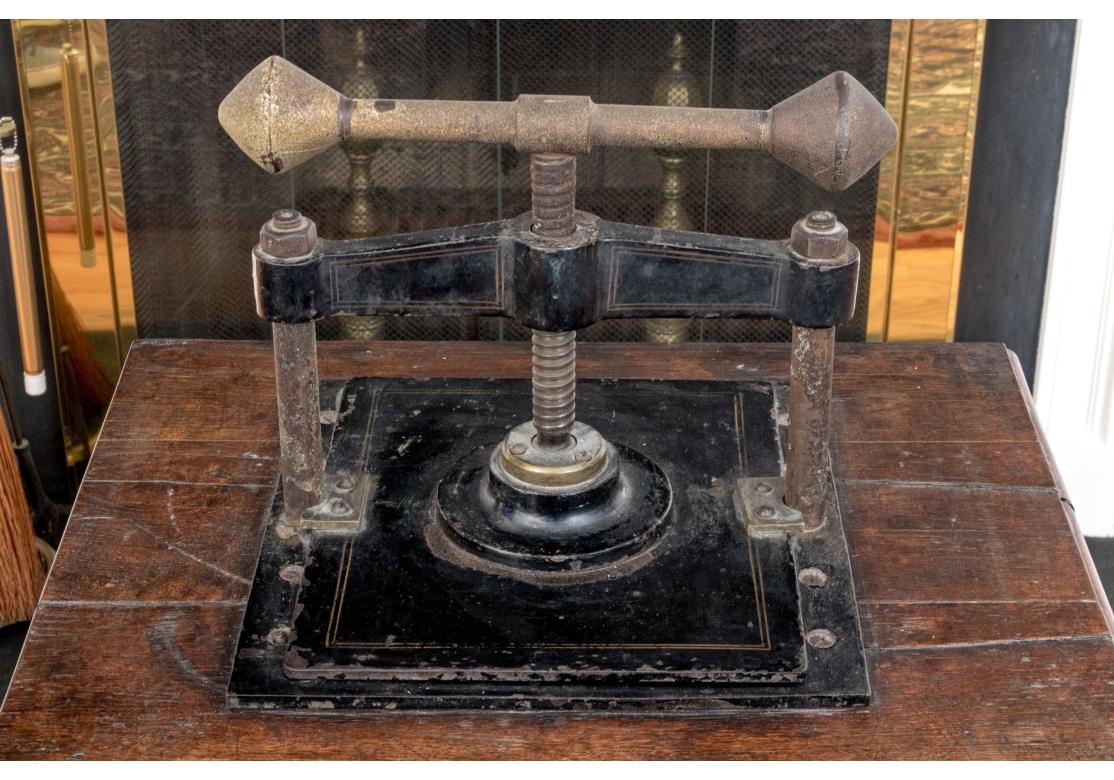 Antike Eisenbuchpresse aus der Industrial Era Industries mit Stand aus Eiche im Angebot 4