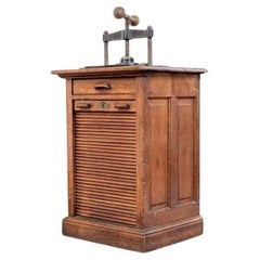 Antike Eisenbuchpresse aus der Industrial Era Industries mit Stand aus Eiche