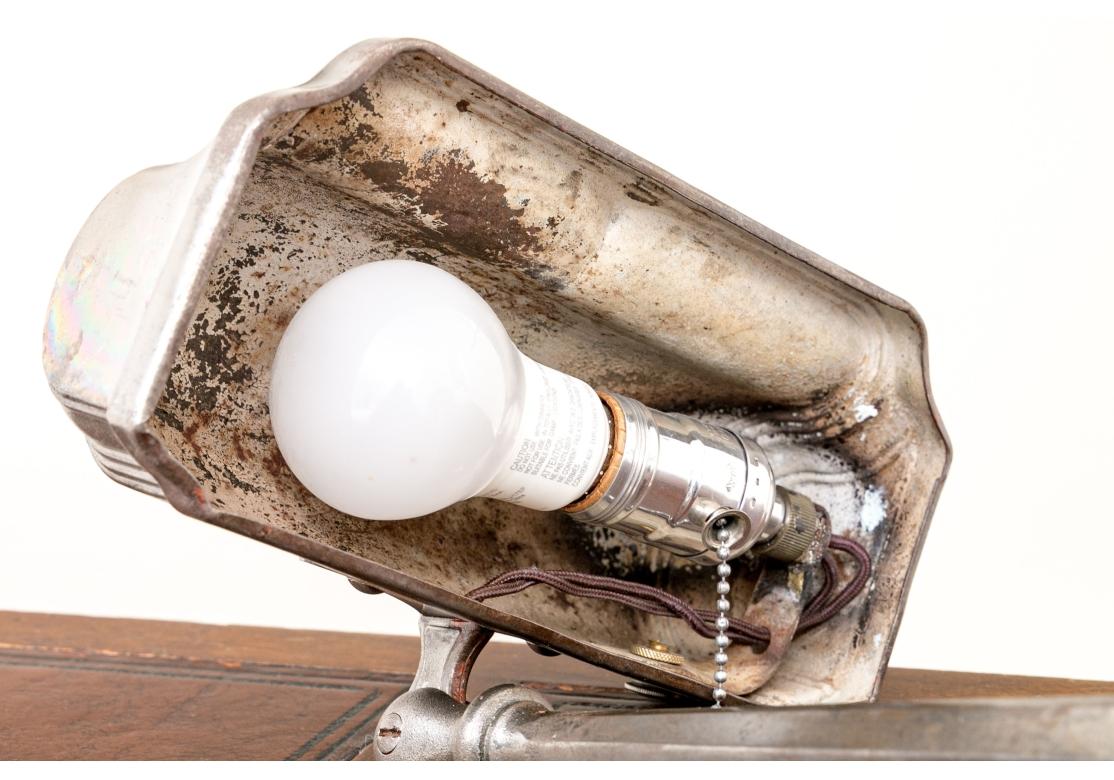 Antike Metall-Schreibtischlampe aus dem Industriezeitalter (19. Jahrhundert) im Angebot