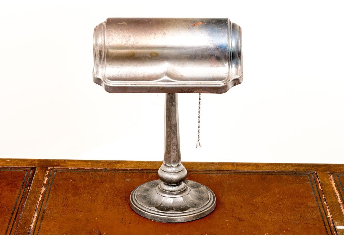 Antike Metall-Schreibtischlampe aus dem Industriezeitalter im Angebot 3