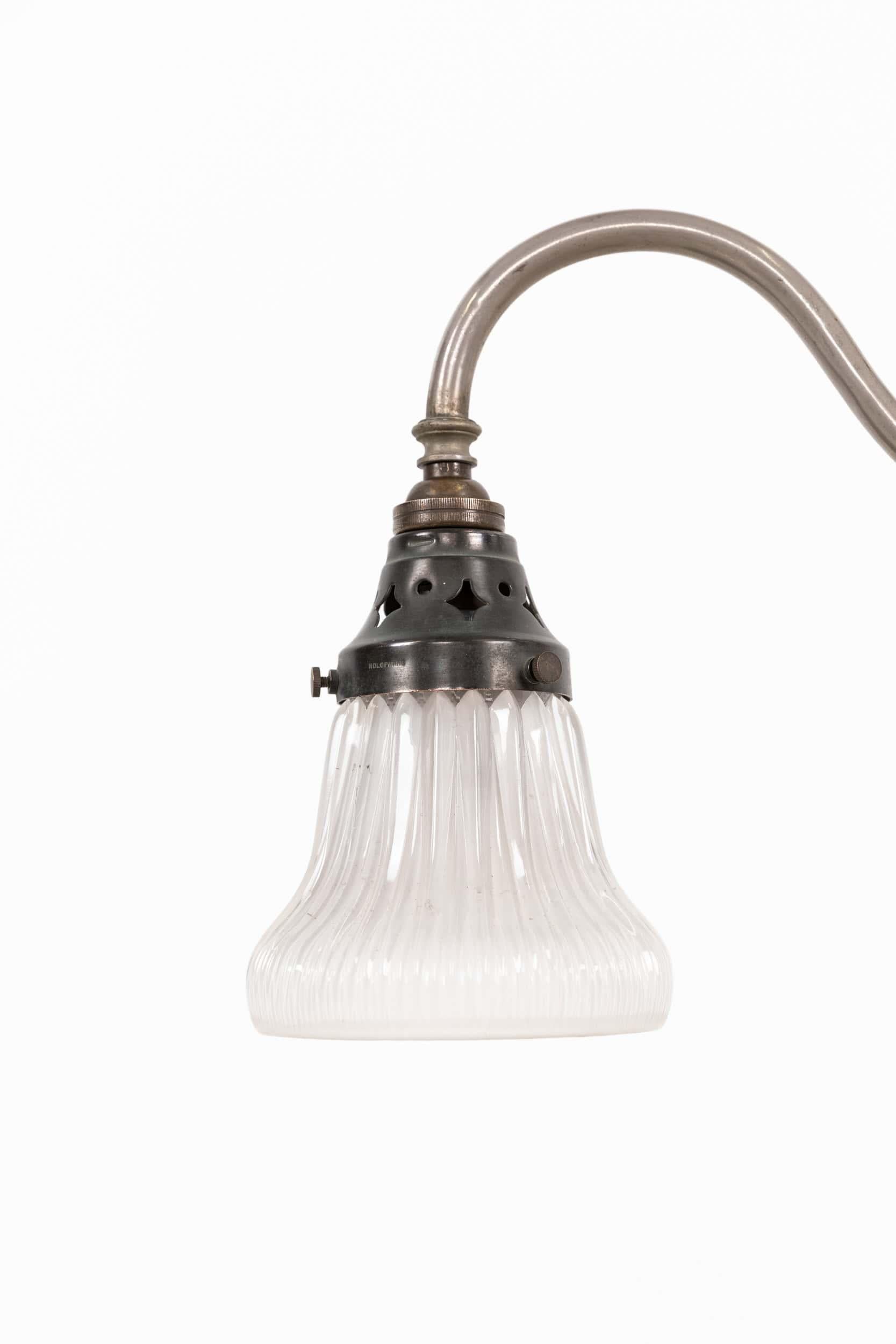 Anglais Ancienne lampe de bureau industrielle française du début du 20e siècle en nickel Holophane c.1915 en vente