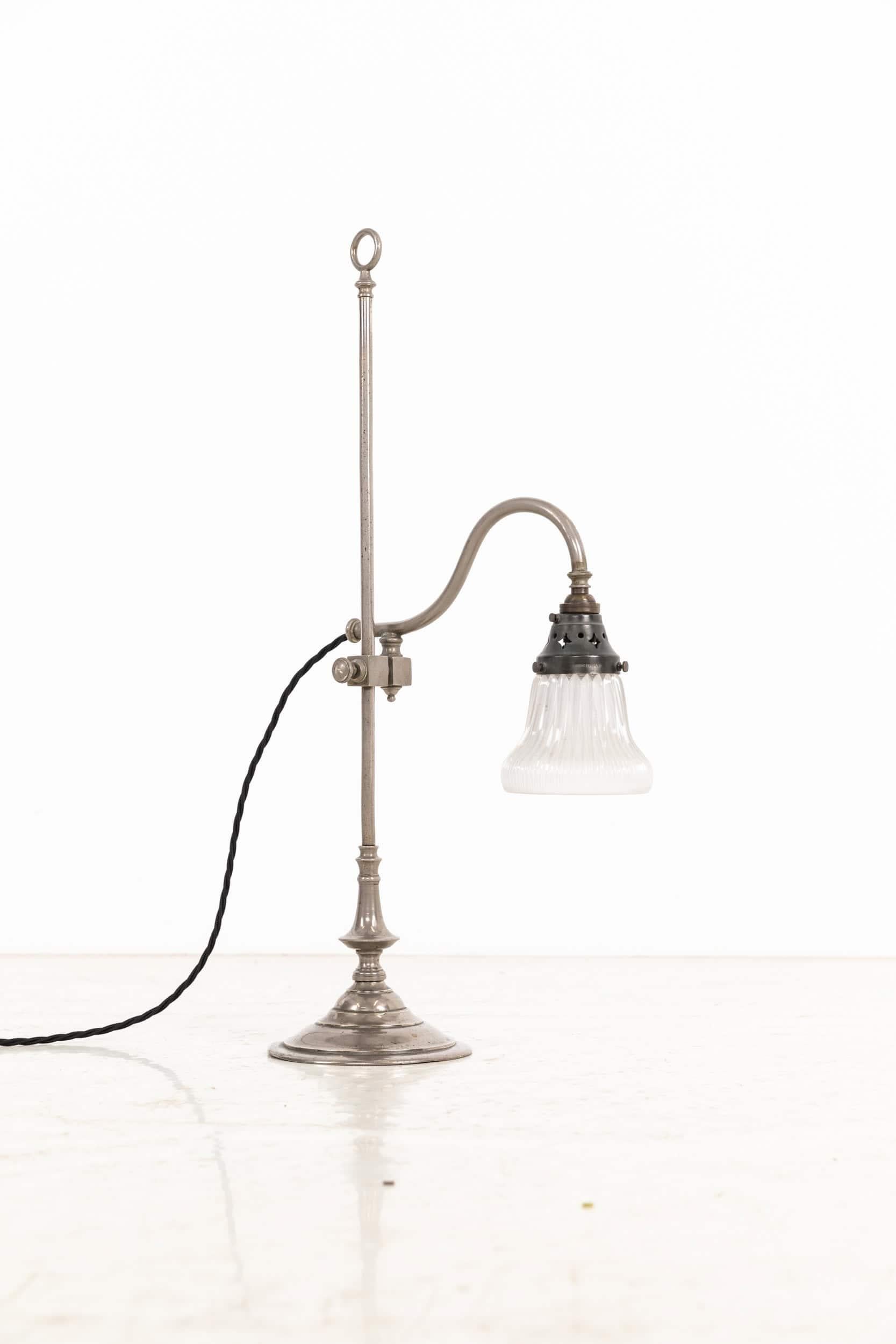Laiton Ancienne lampe de bureau industrielle française du début du 20e siècle en nickel Holophane c.1915 en vente