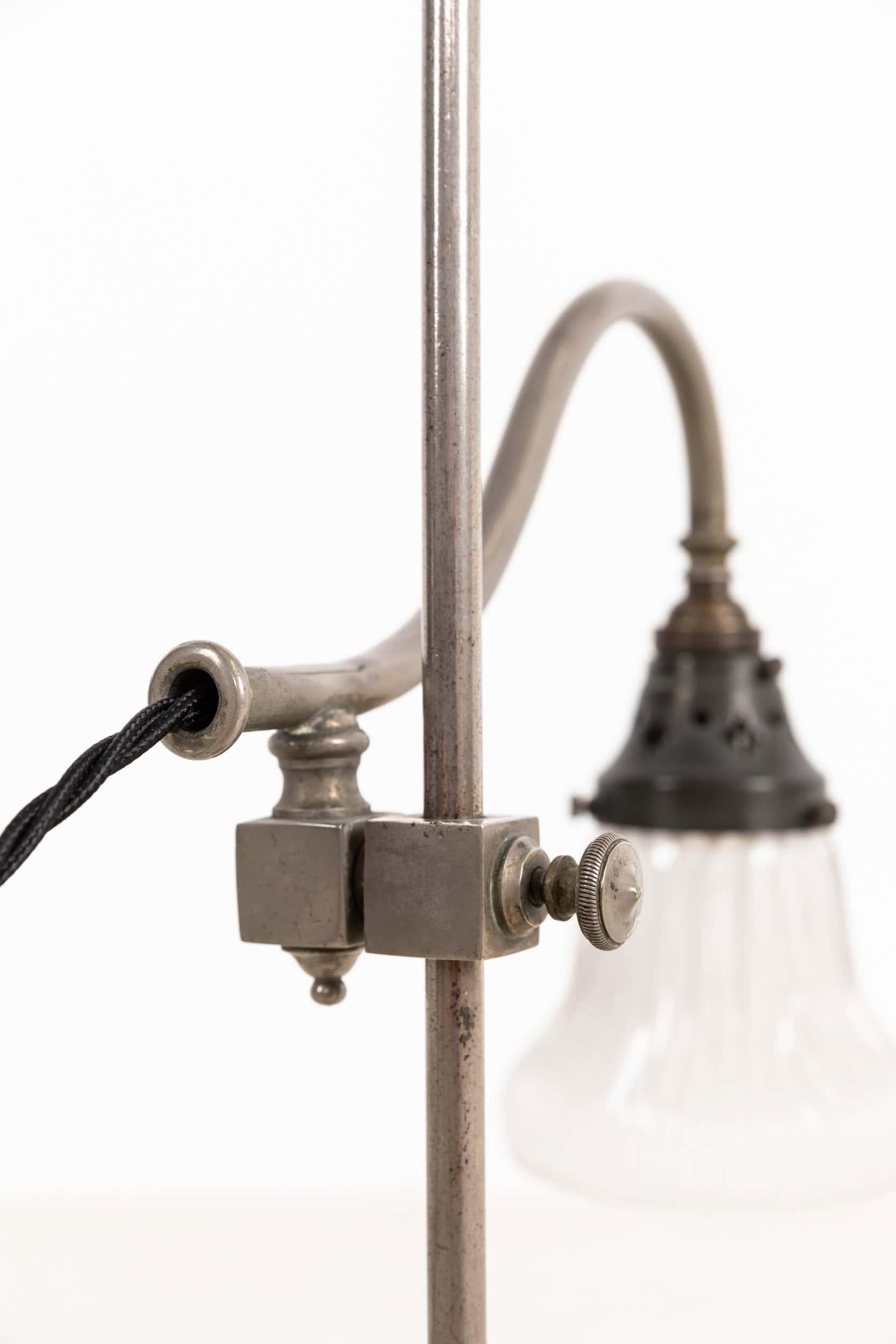 Ancienne lampe de bureau industrielle française du début du 20e siècle en nickel Holophane c.1915 en vente 1